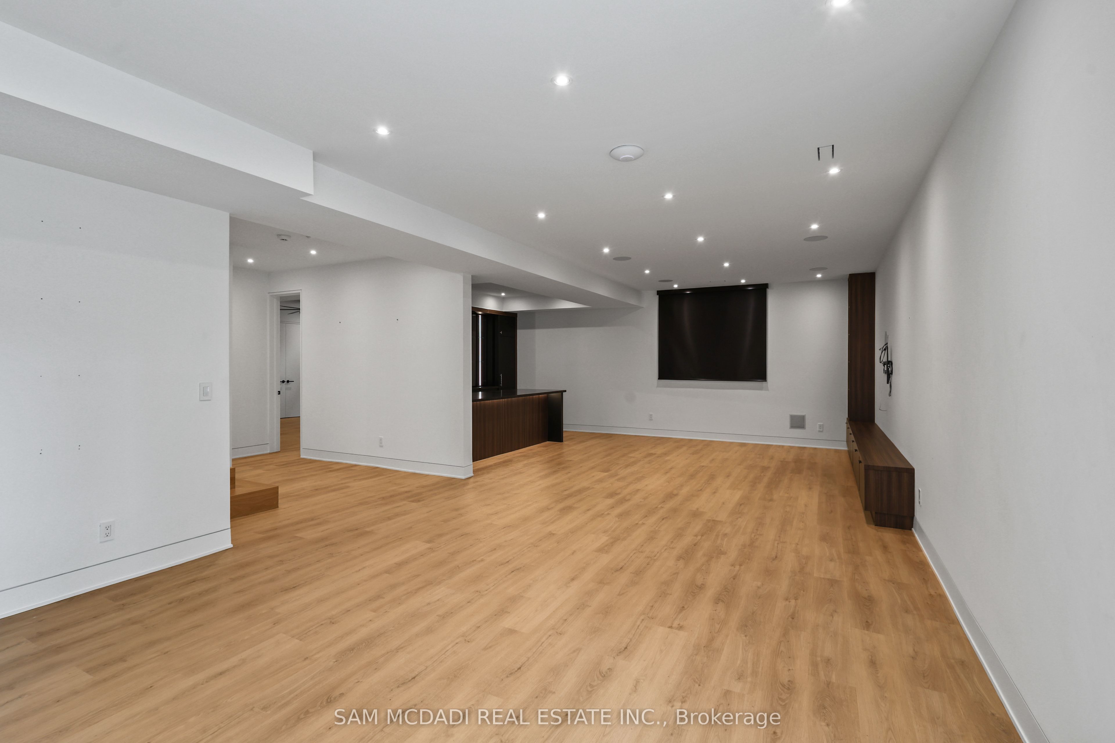 2186 Harcourt Crescent Property Photo 40
