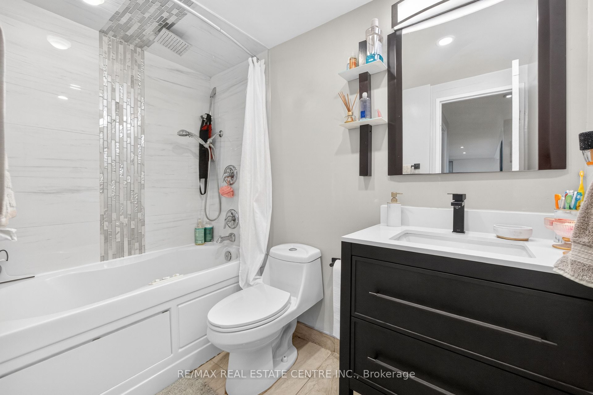 320 Dixon Road 1708 Property Photo 17
