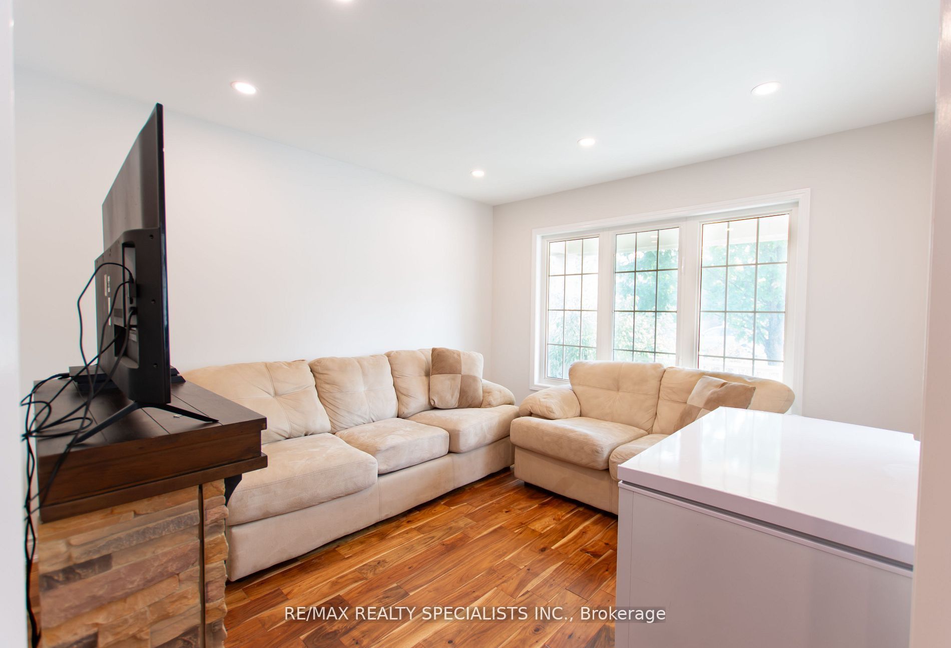 929 Philbrook Drive Property Photo 2