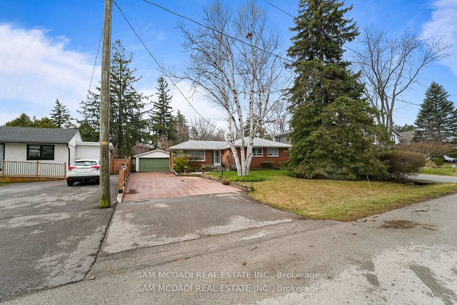 2470 Meadowood Crescent Property Photo 2