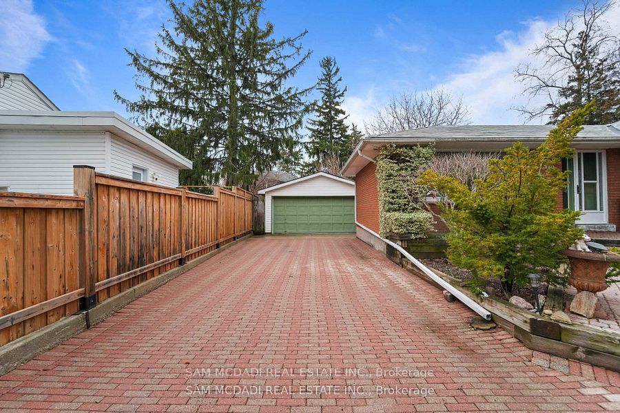 2470 Meadowood Crescent Property Photo 3