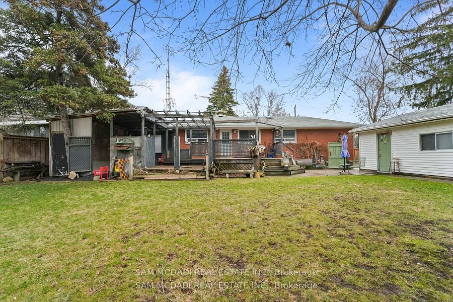 2470 Meadowood Crescent Property Photo 8