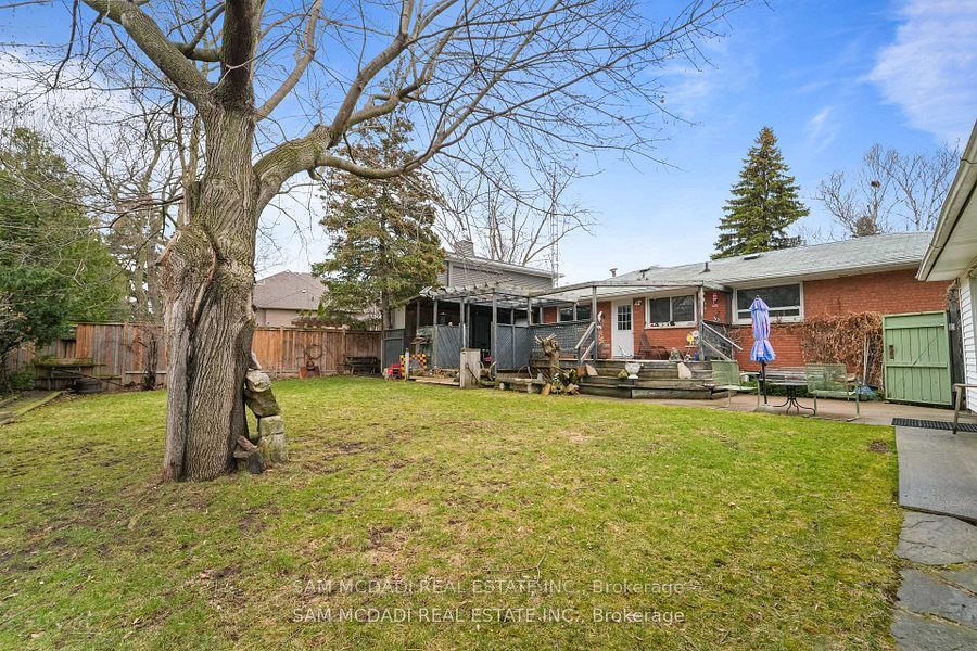 2470 Meadowood Crescent Property Photo 9