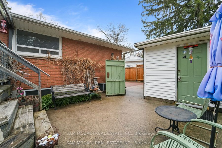 2470 Meadowood Crescent Property Photo 11