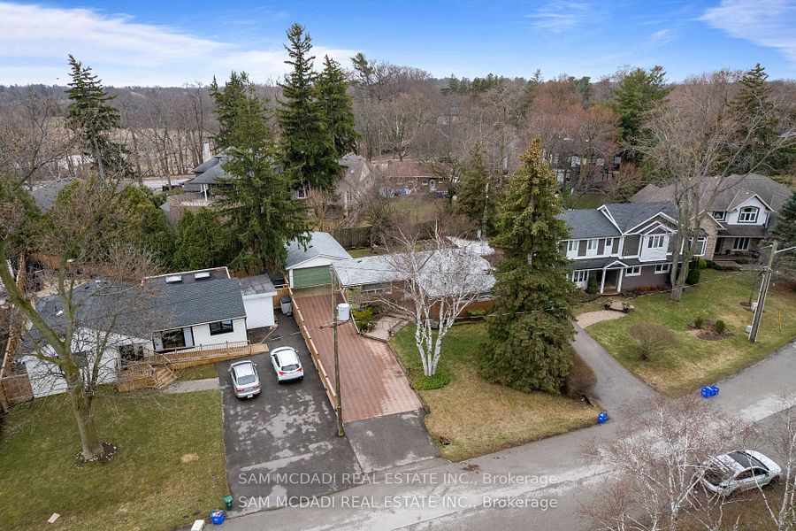 2470 Meadowood Crescent Property Photo 13