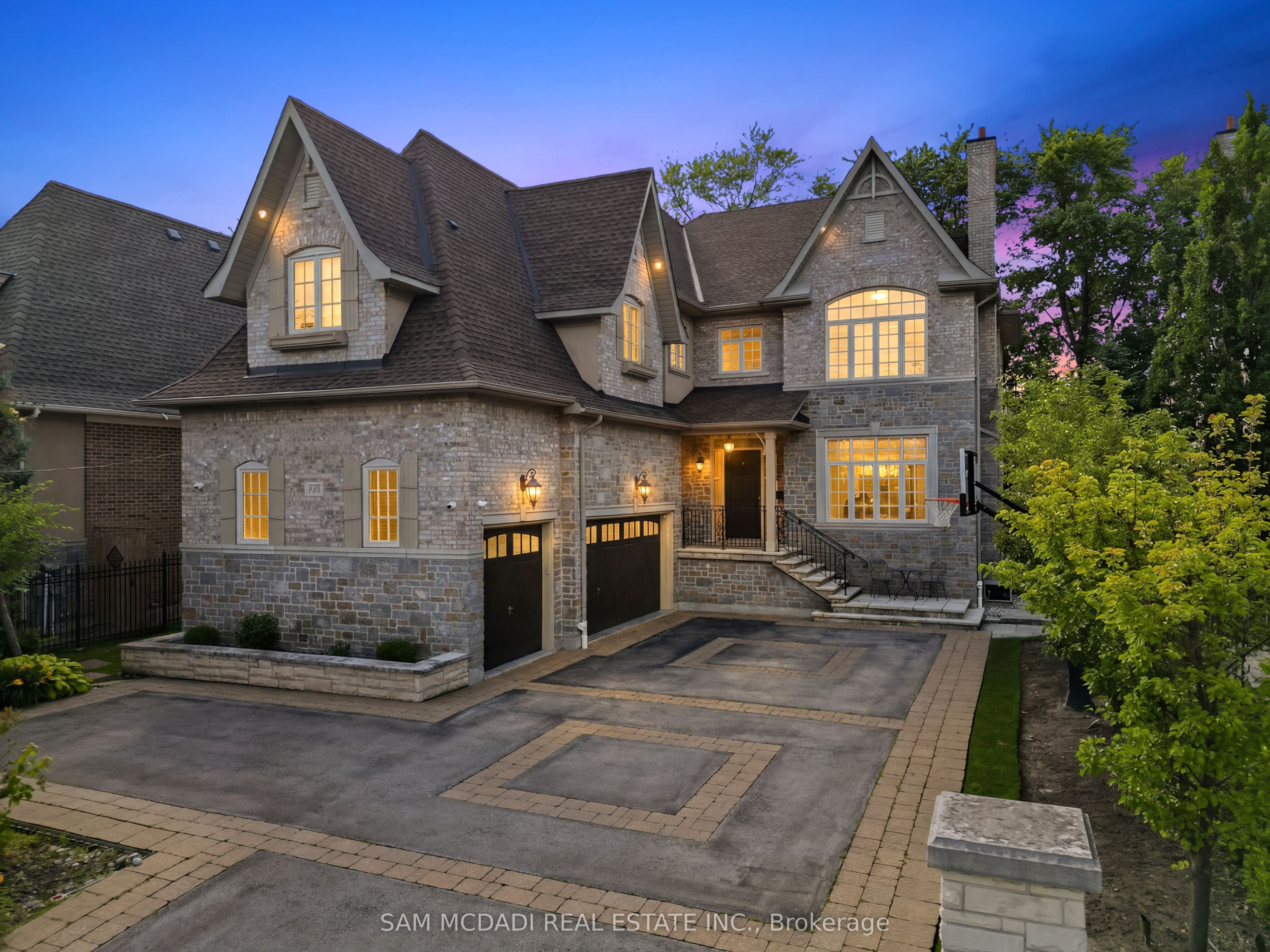 725 Queensway W Property Photo 1