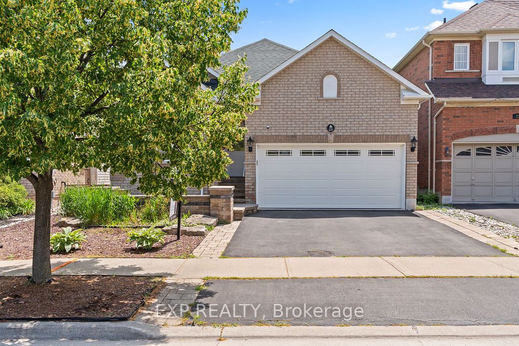 225 Ellis Crescent Property Photo 1