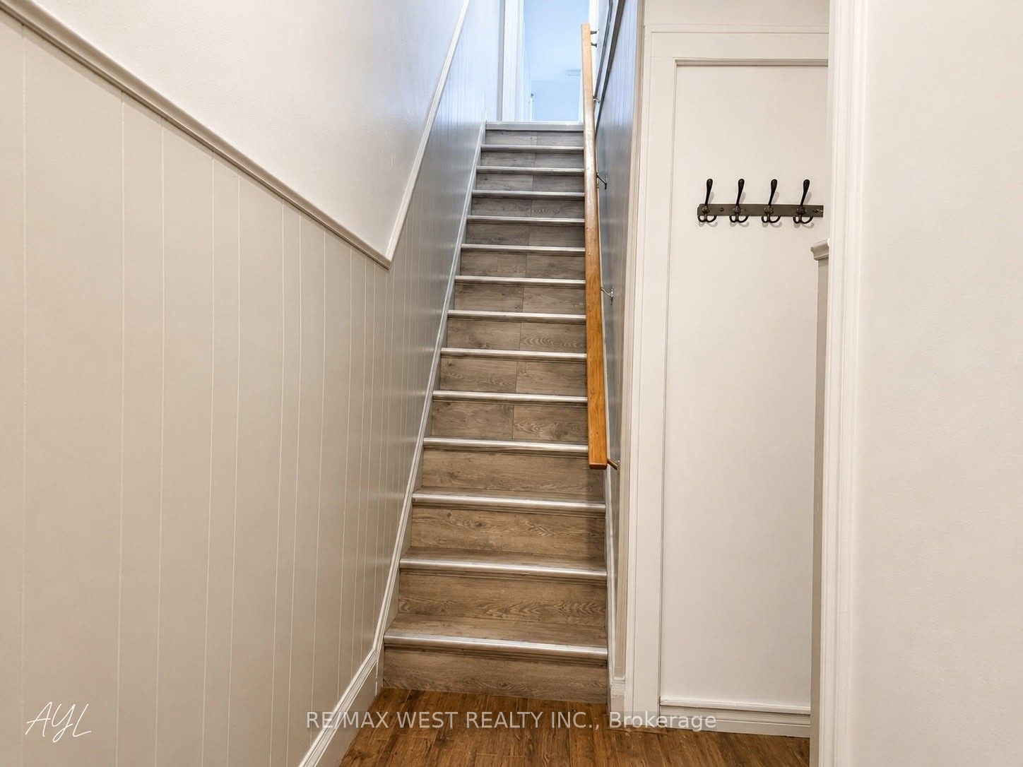 321 Caledonia Road Upper Property Photo 2