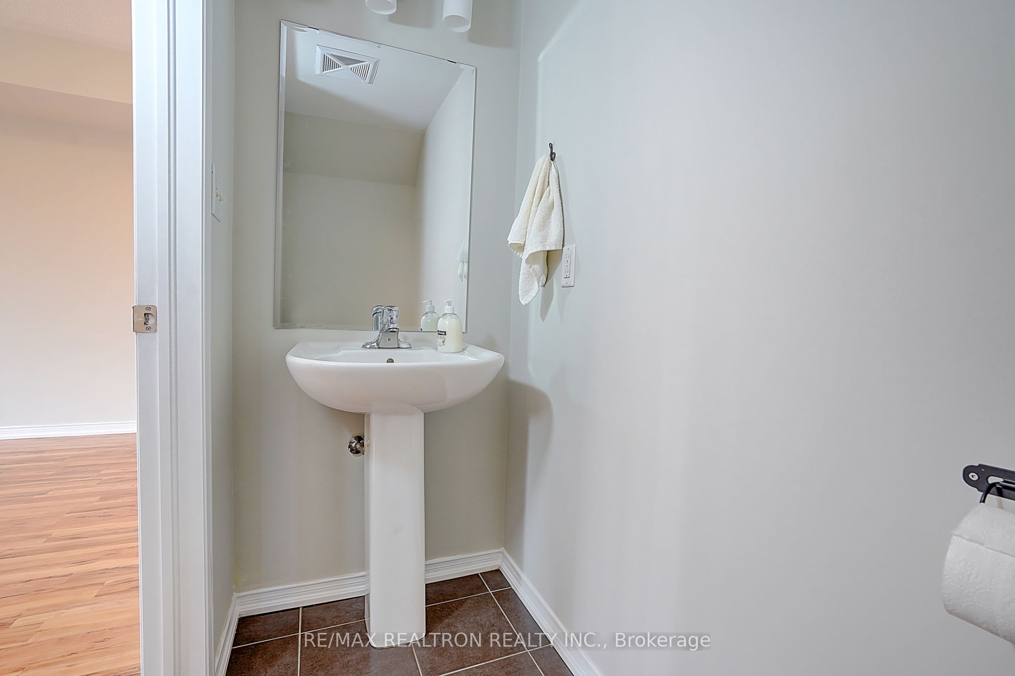 2492 Post Road 16 Property Photo 26
