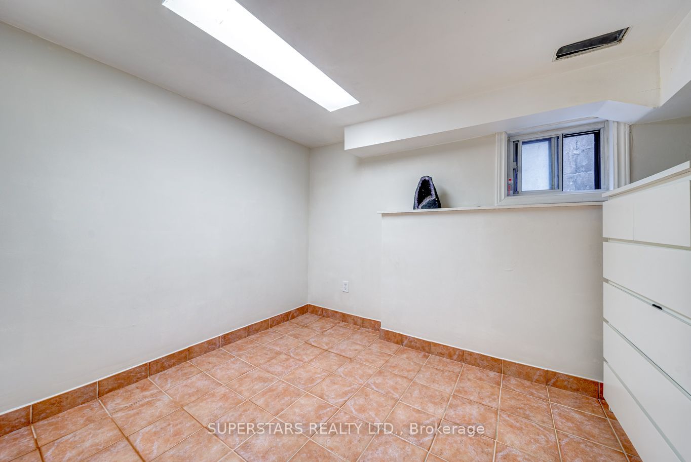 1587 Dufferin Street W Property Photo 21
