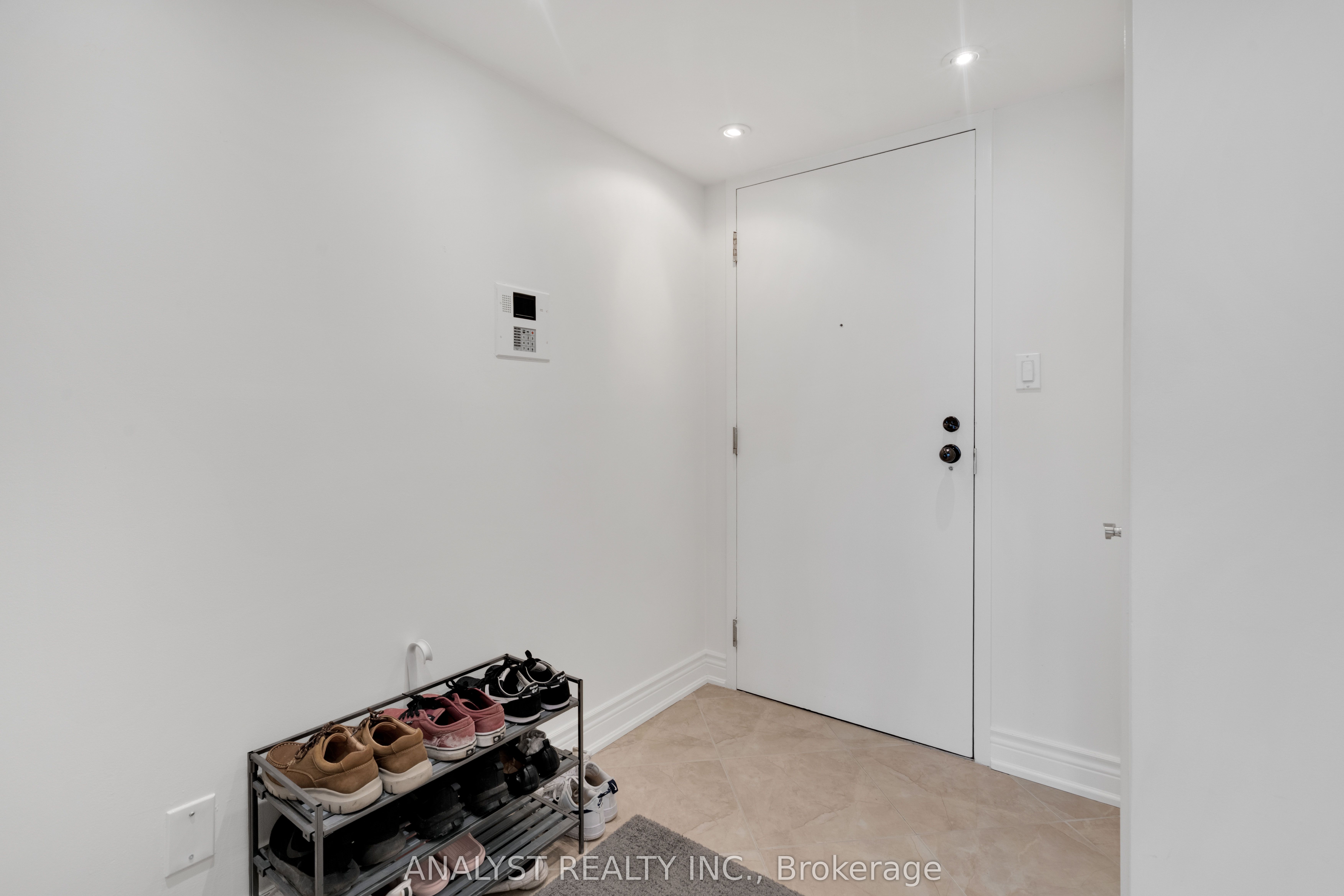 50 Eglinton Avenue W 909 Property Photo 5