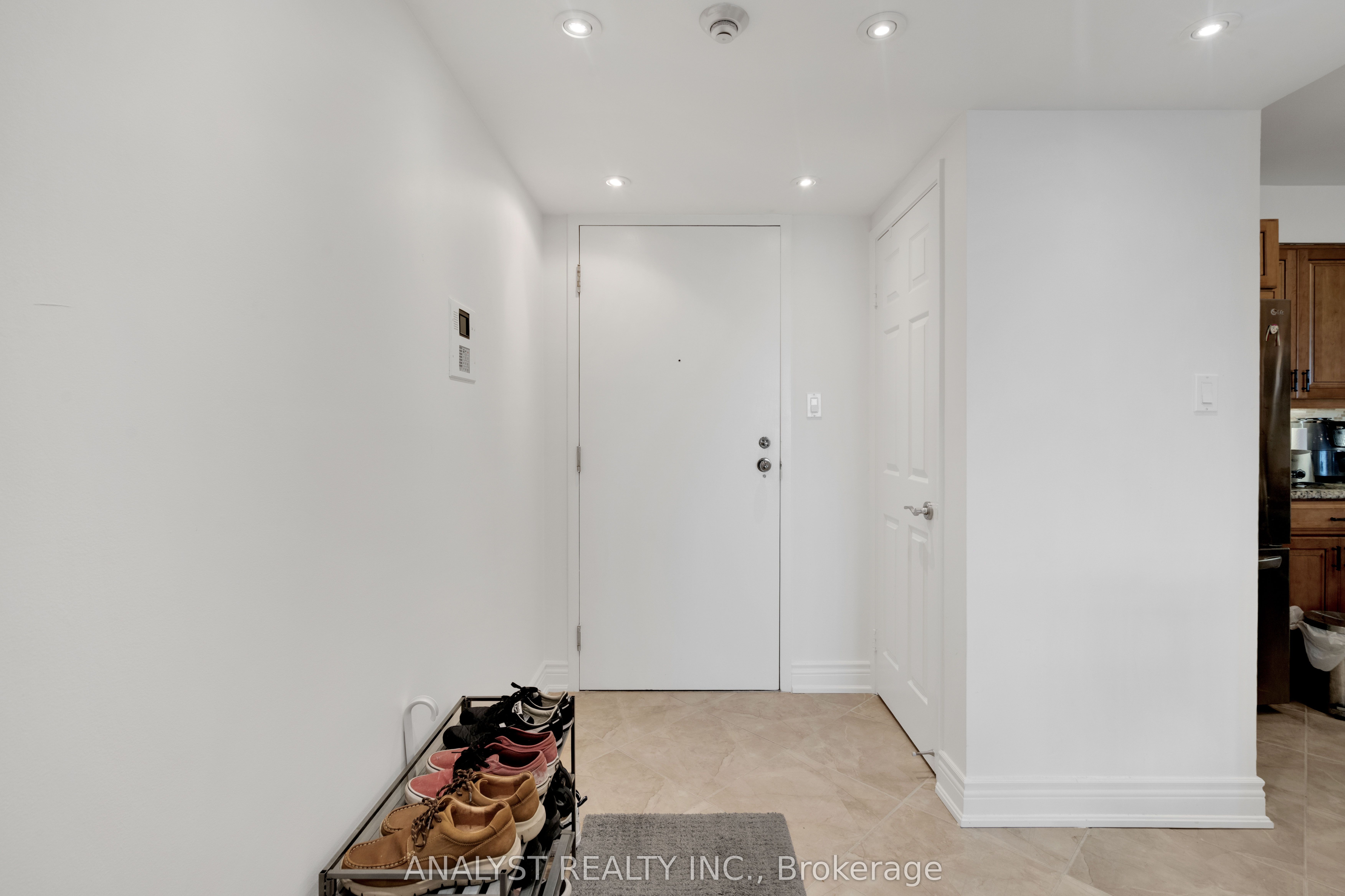 50 Eglinton Avenue W 909 Property Photo 6