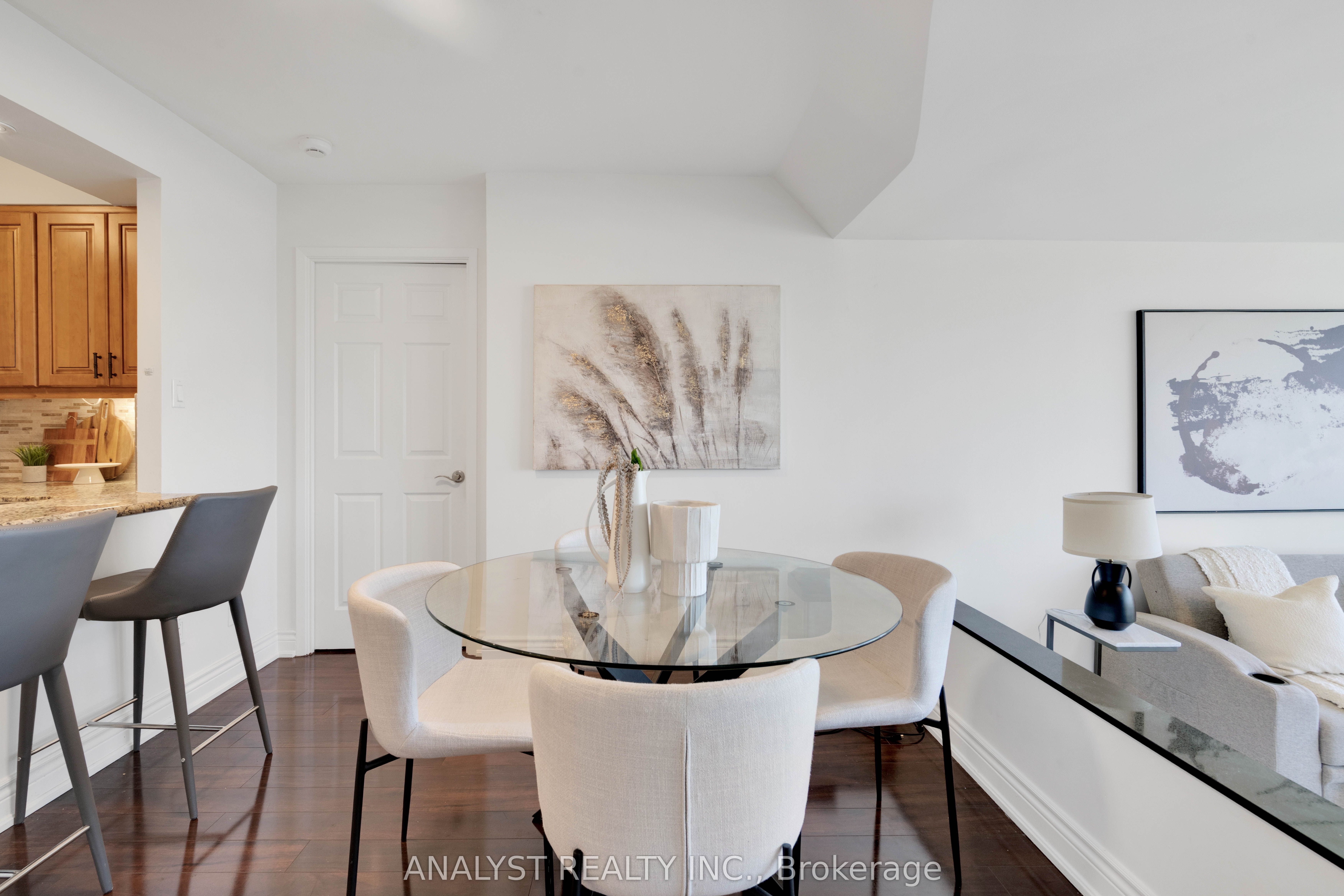 50 Eglinton Avenue W 909 Property Photo 8