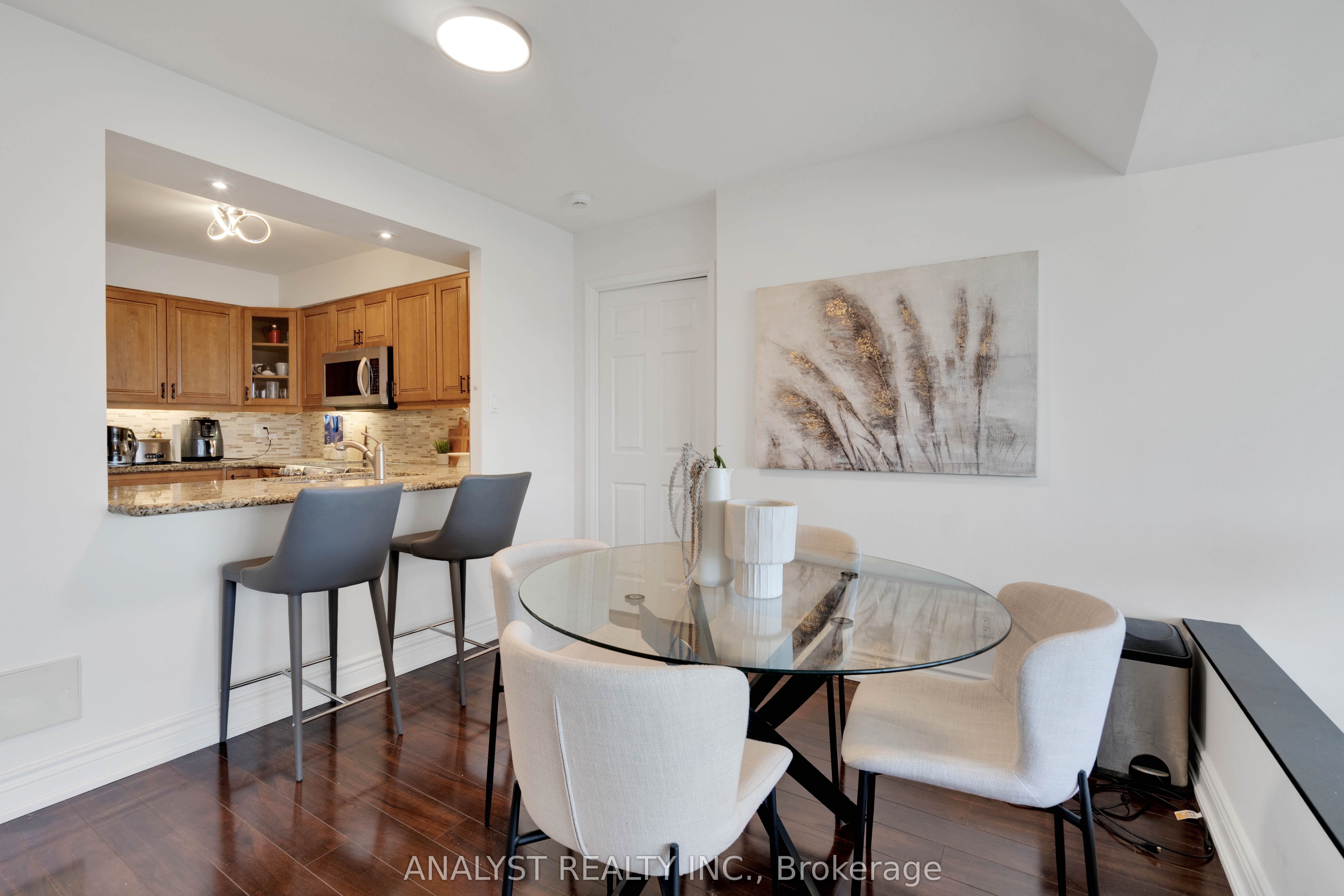 50 Eglinton Avenue W 909 Property Photo 9