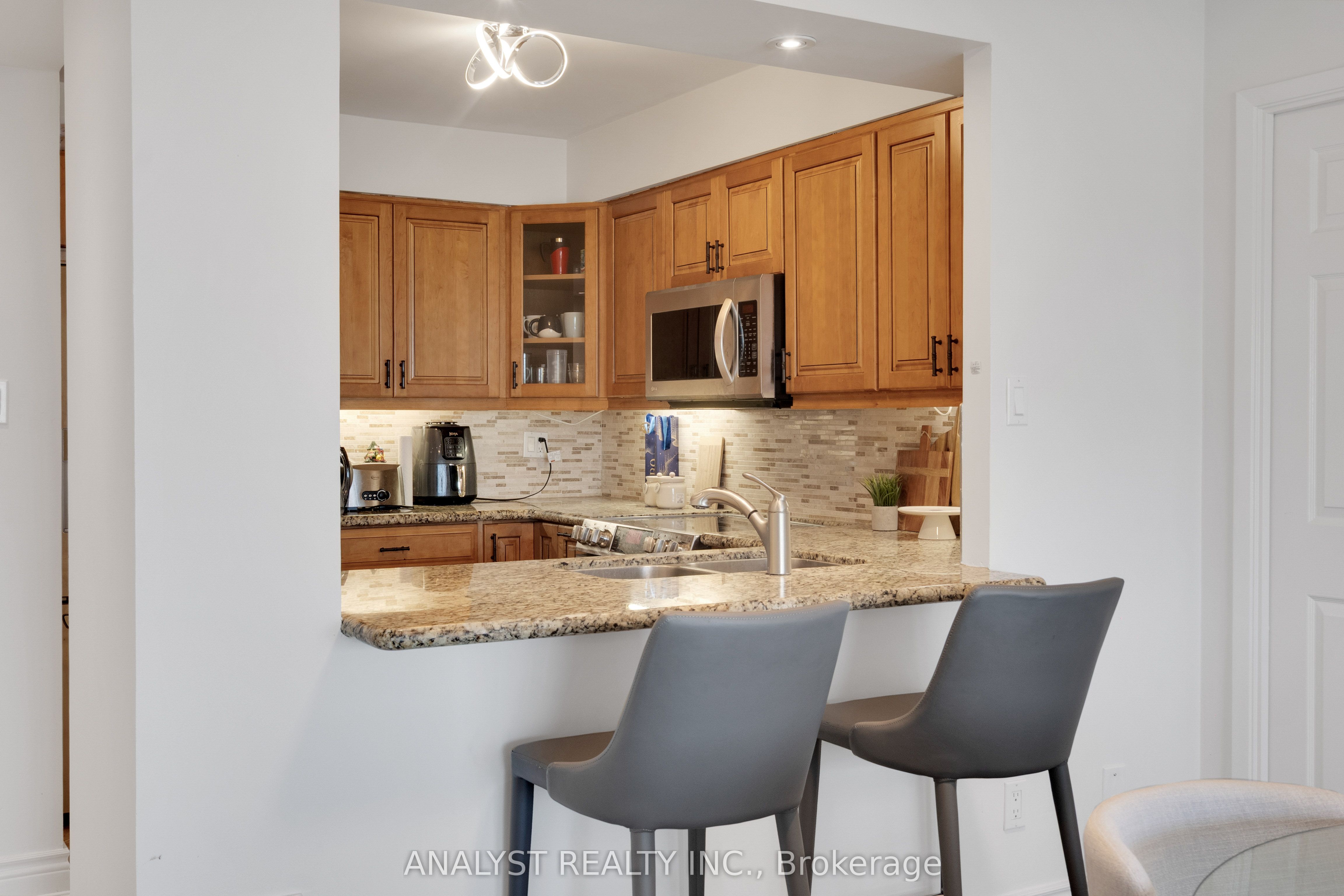 50 Eglinton Avenue W 909 Property Photo 10
