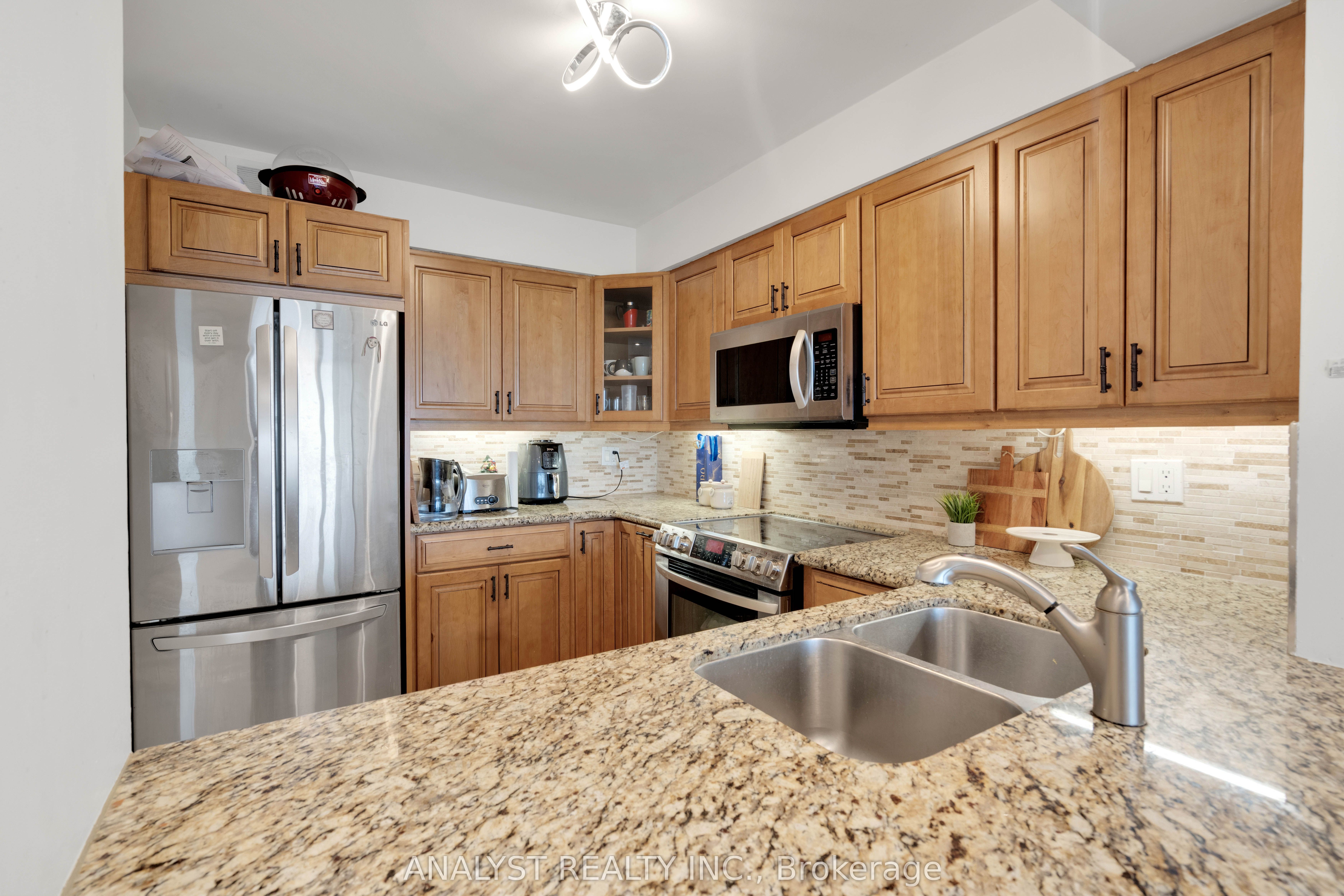 50 Eglinton Avenue W 909 Property Photo 11
