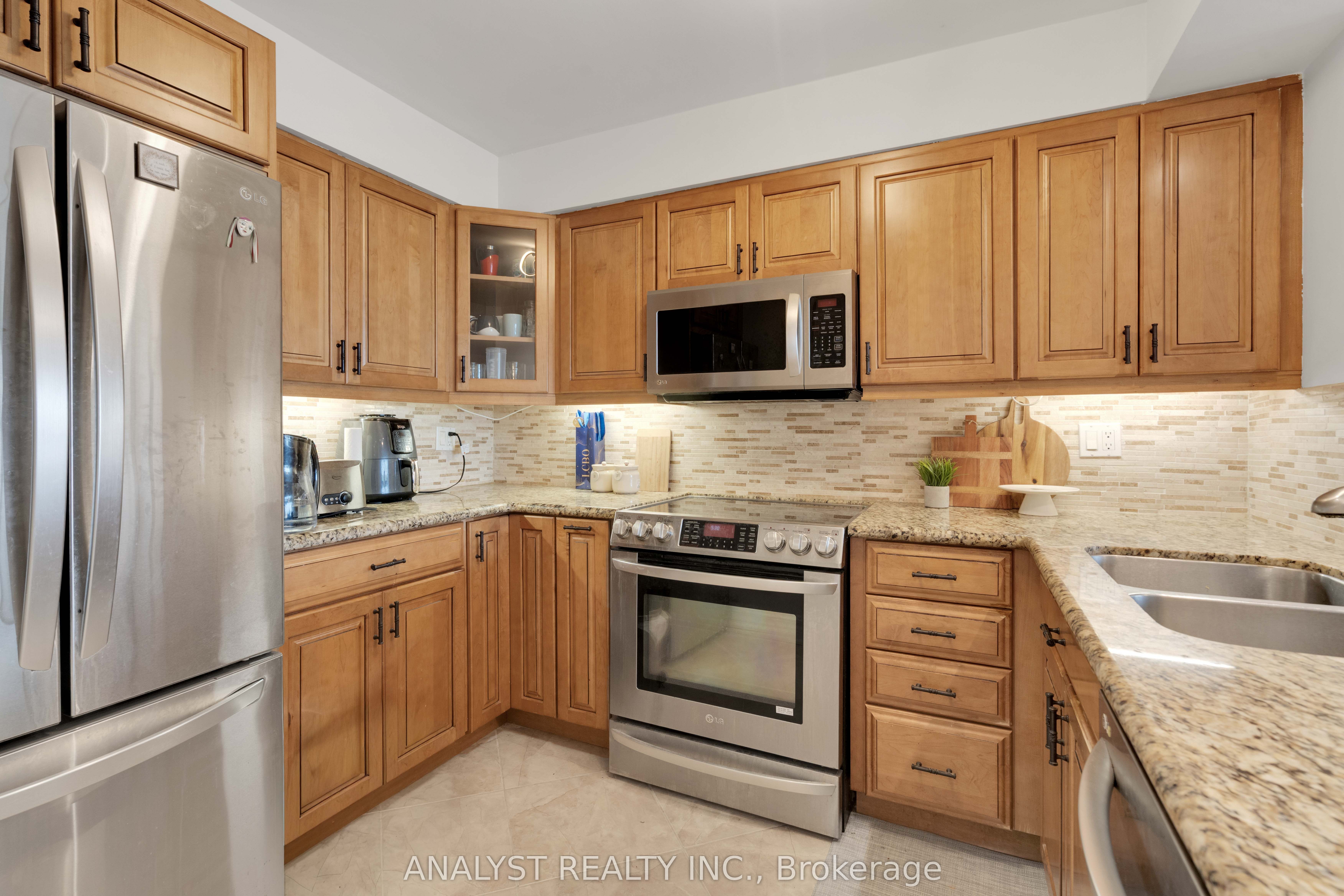 50 Eglinton Avenue W 909 Property Photo 12