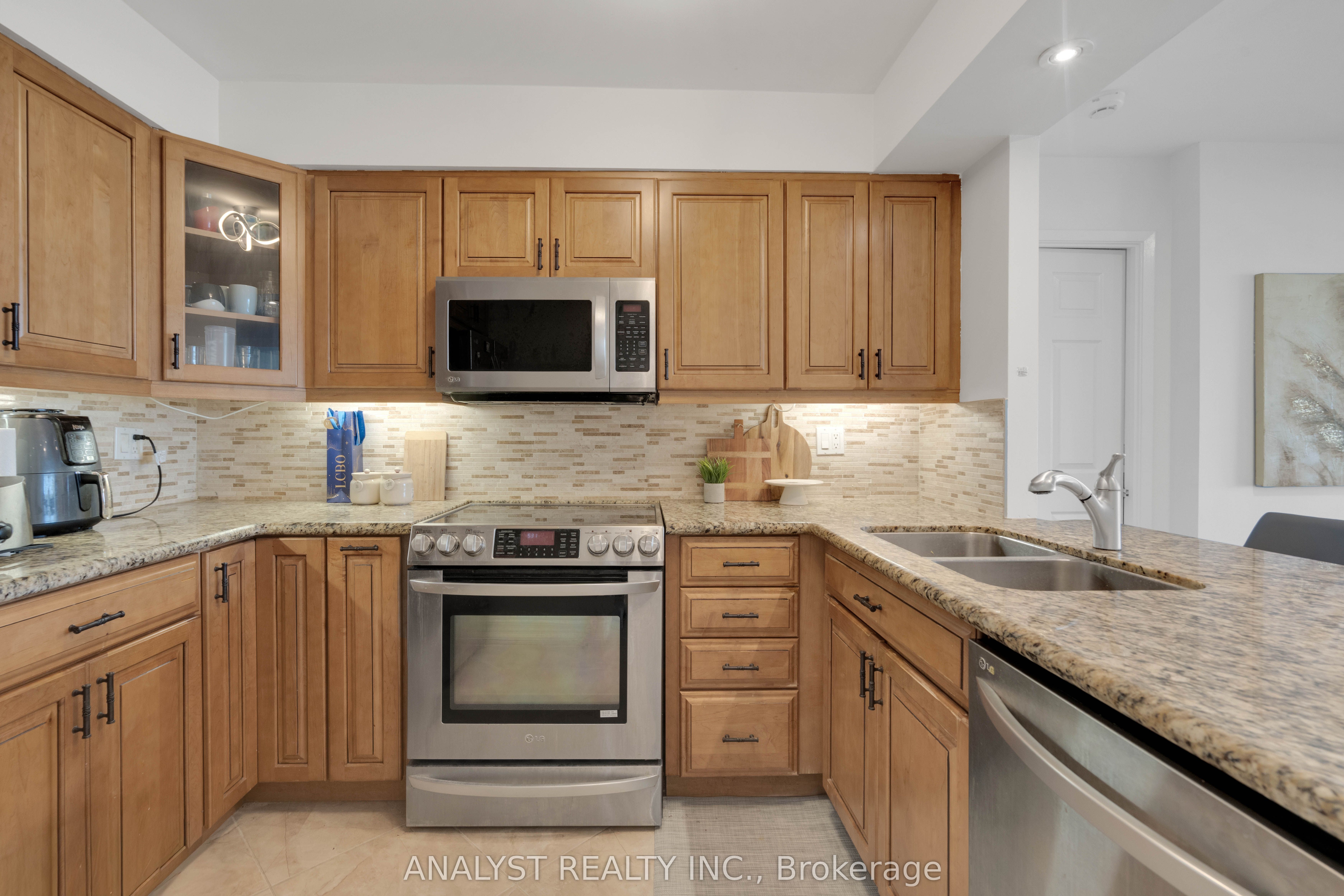 50 Eglinton Avenue W 909 Property Photo 13