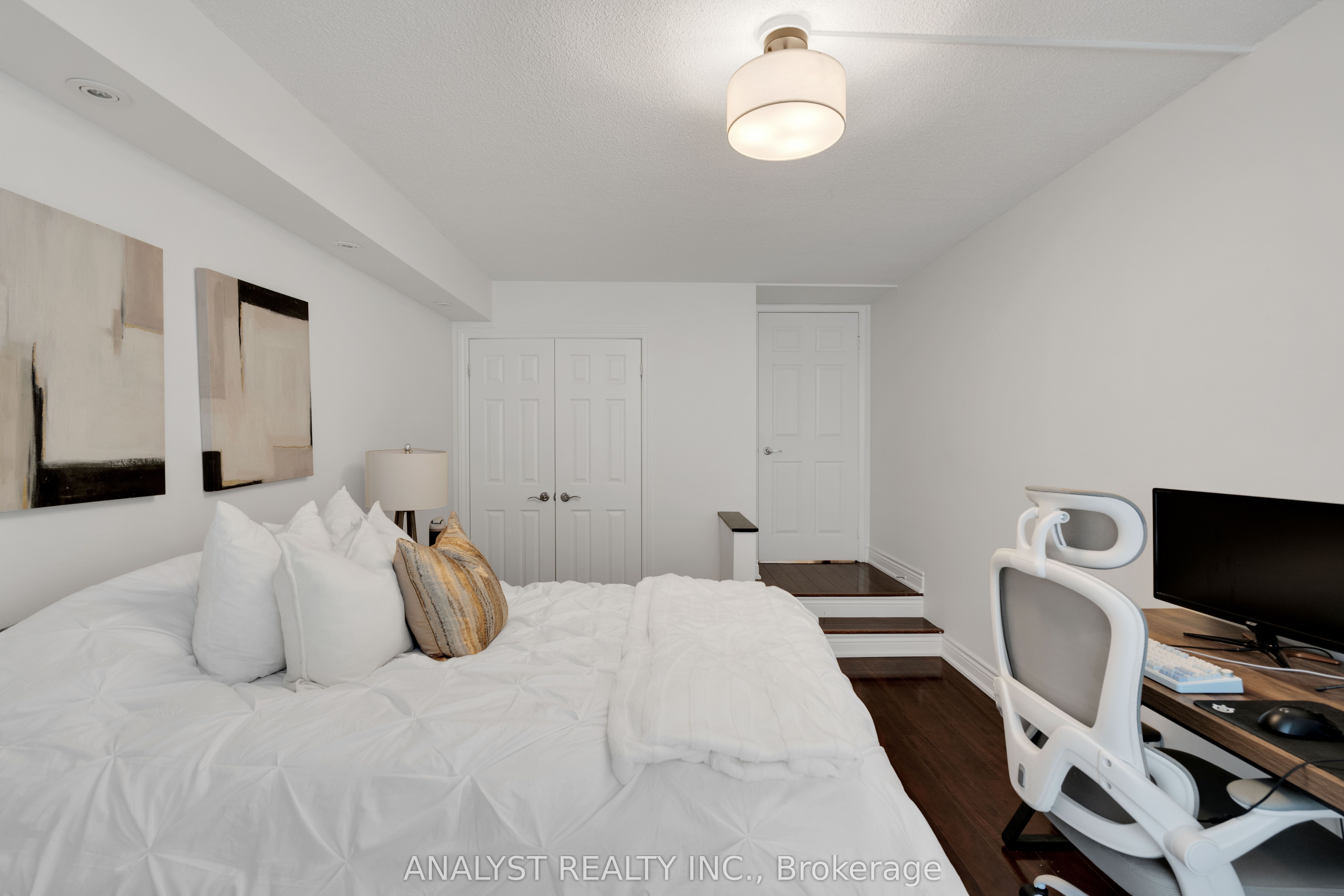 50 Eglinton Avenue W 909 Property Photo 26