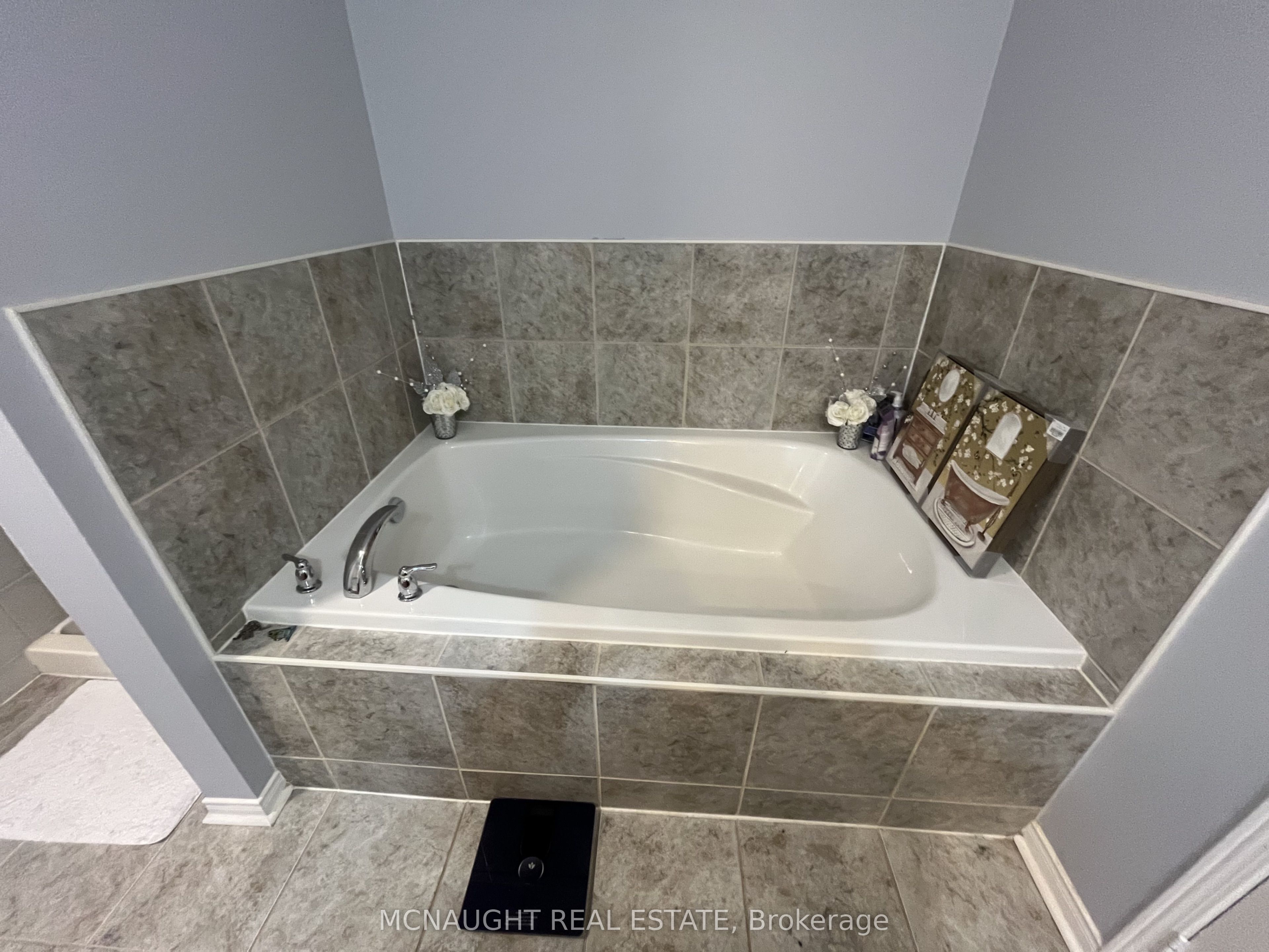 117 Crown Victoria Drive Property Photo 26