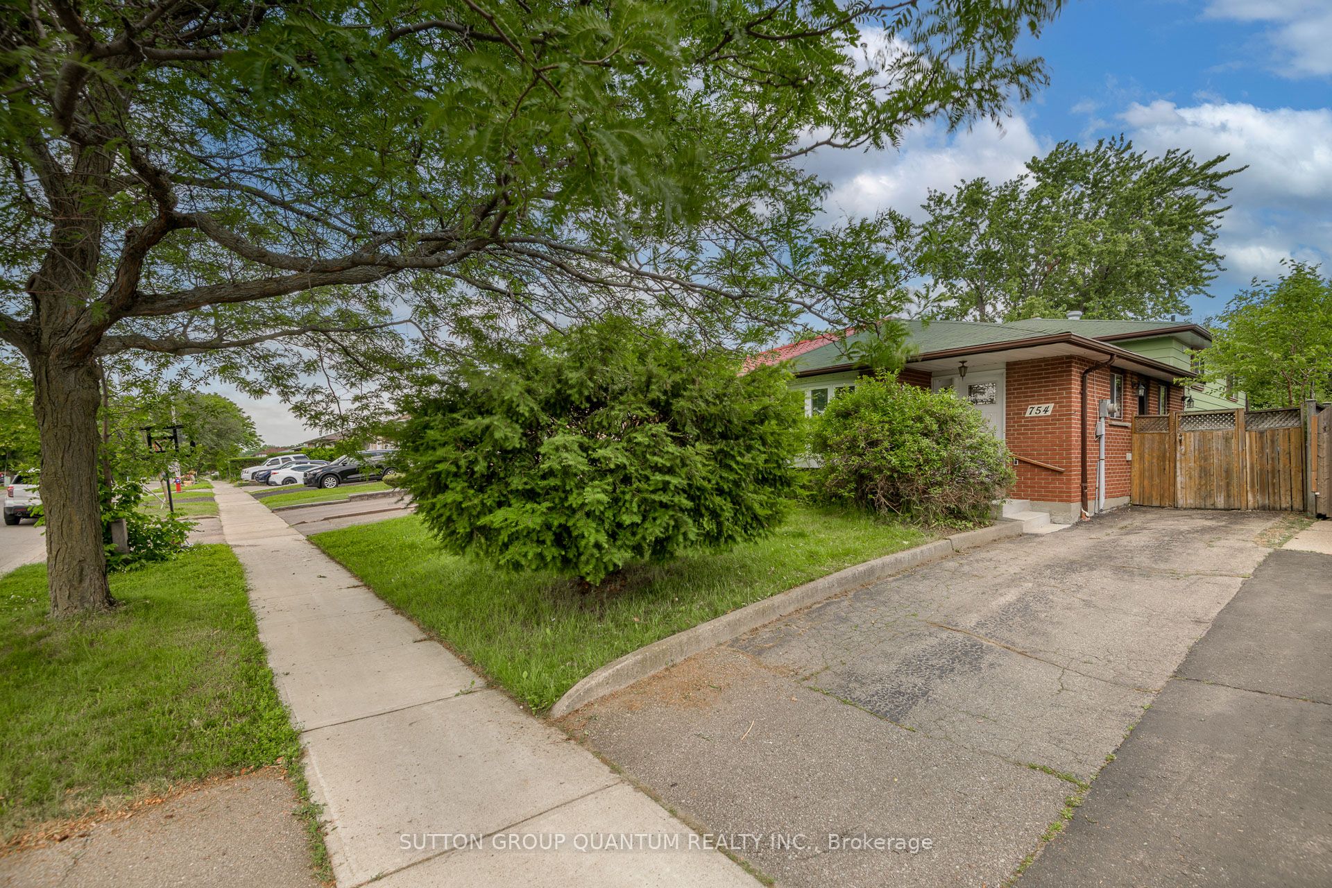 754 Eaglemount Crescent Property Photo 2