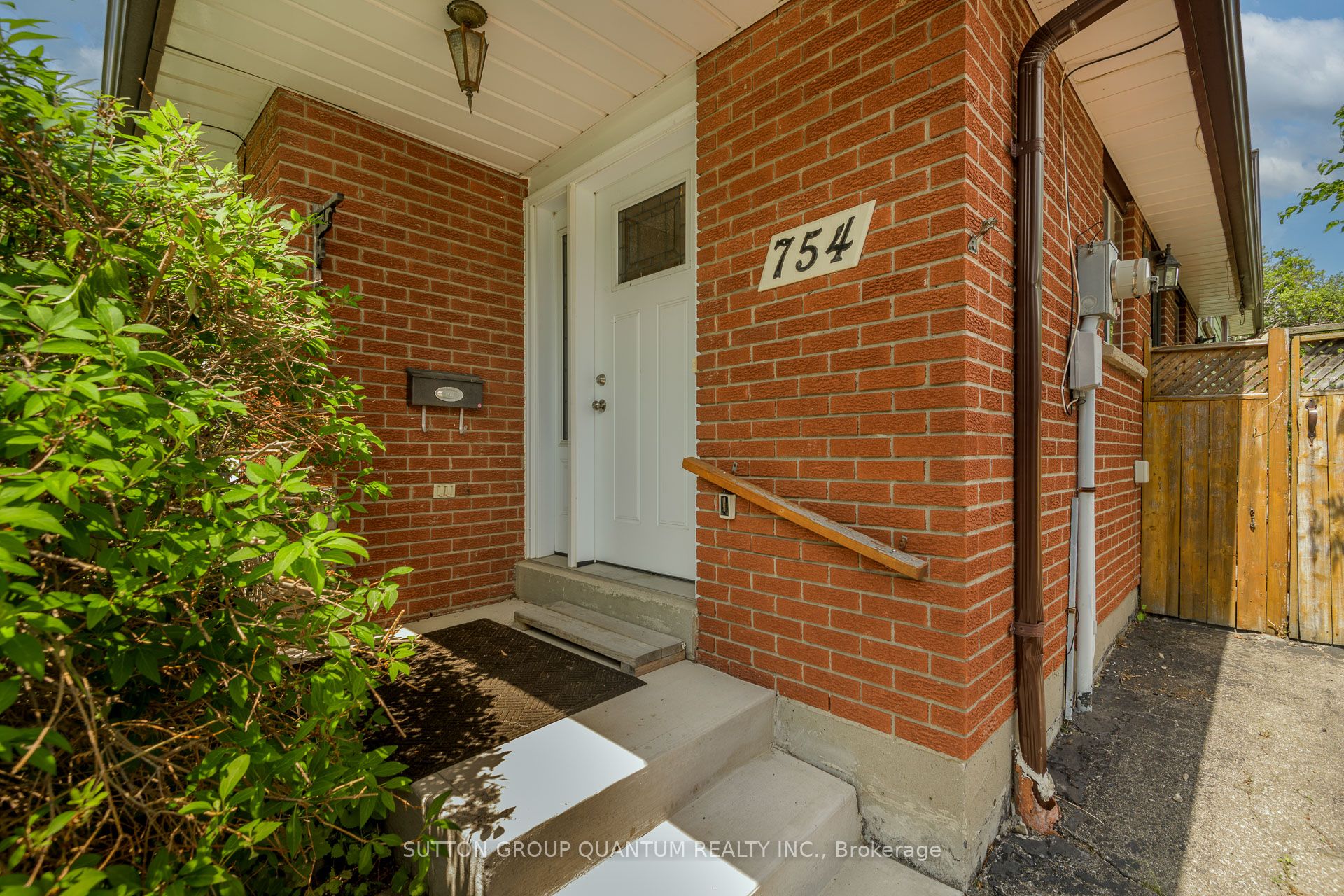 754 Eaglemount Crescent Property Photo 4