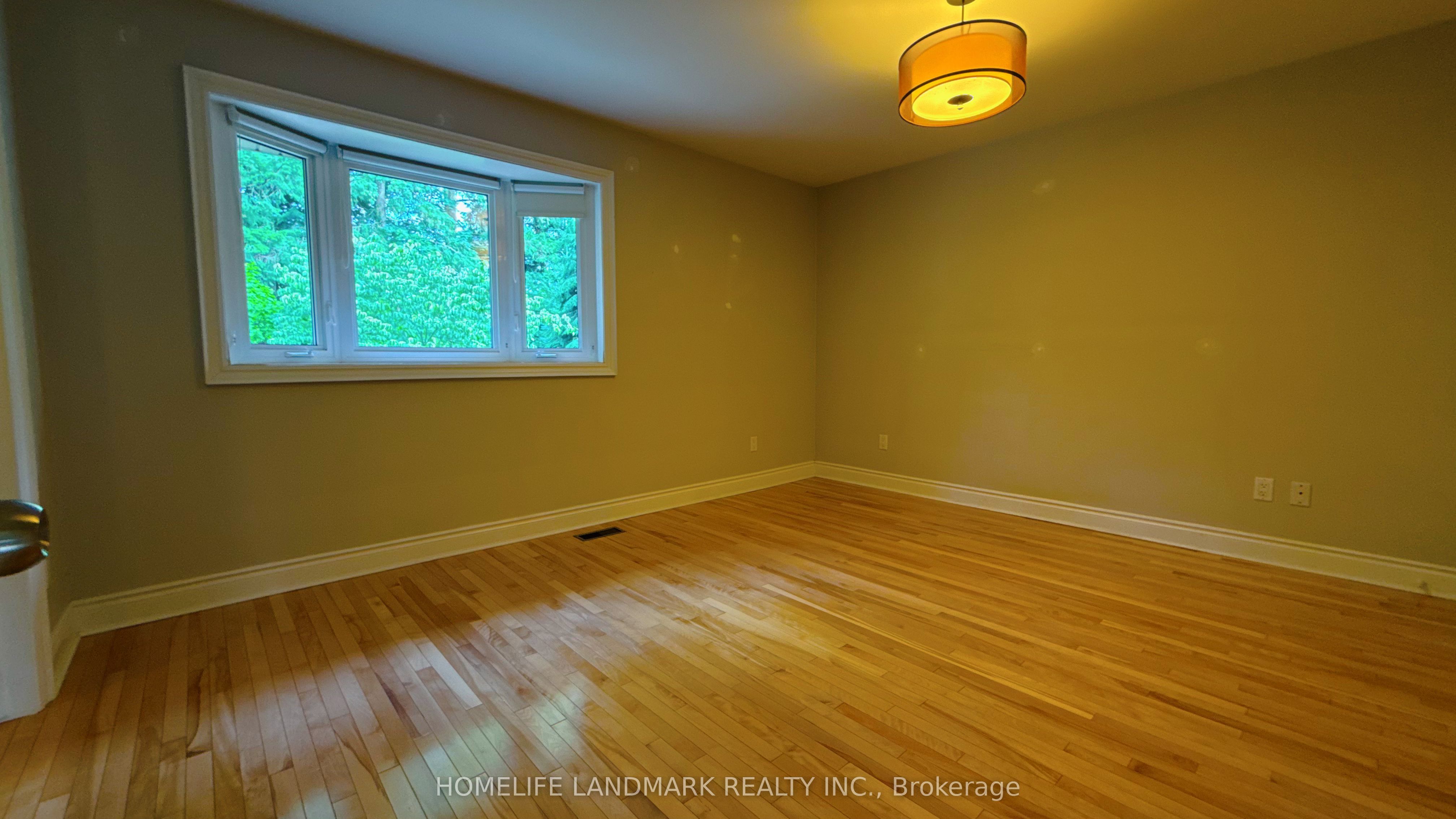 2062 Glenforest Crescent Property Photo 9