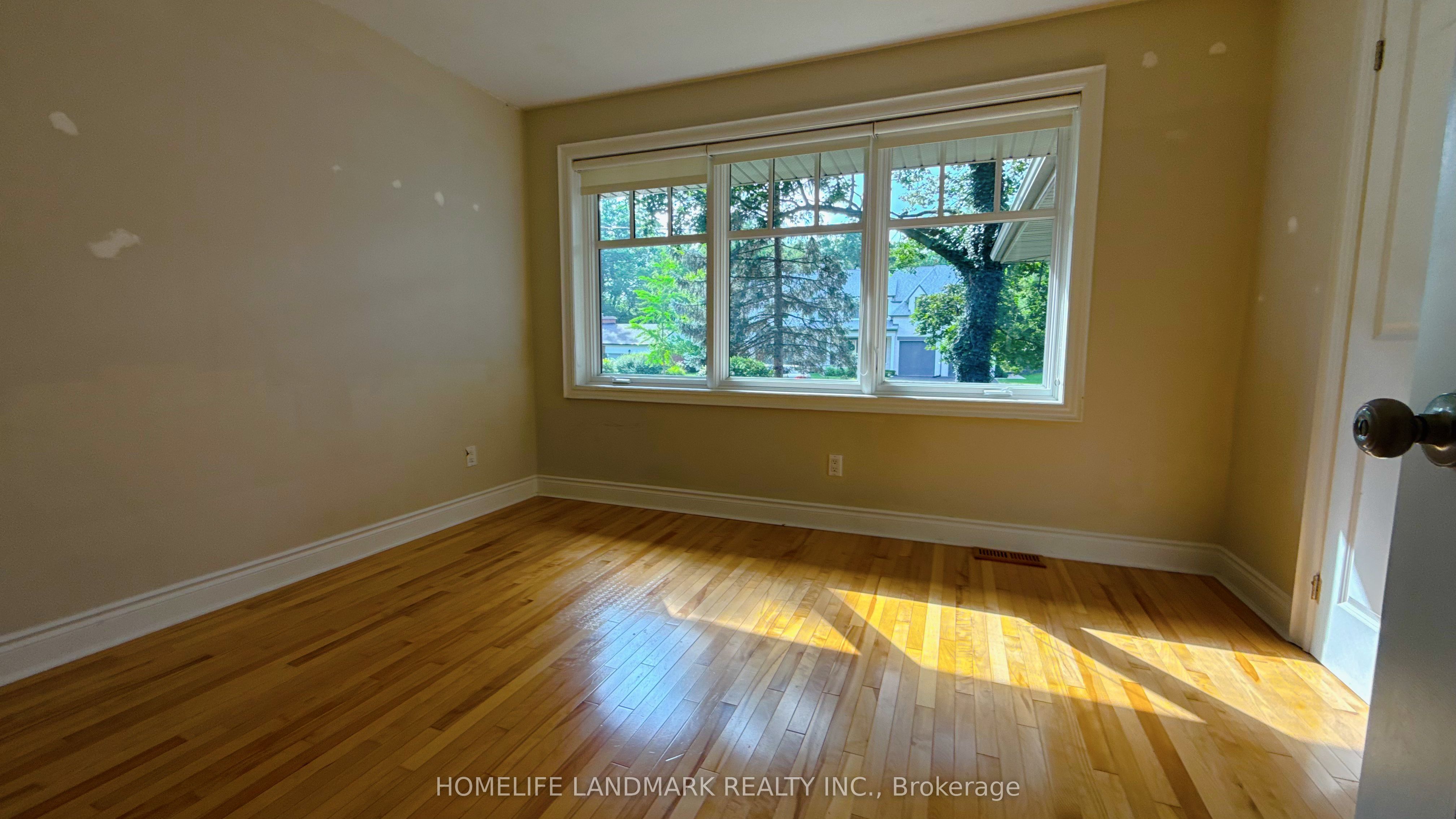 2062 Glenforest Crescent Property Photo 11