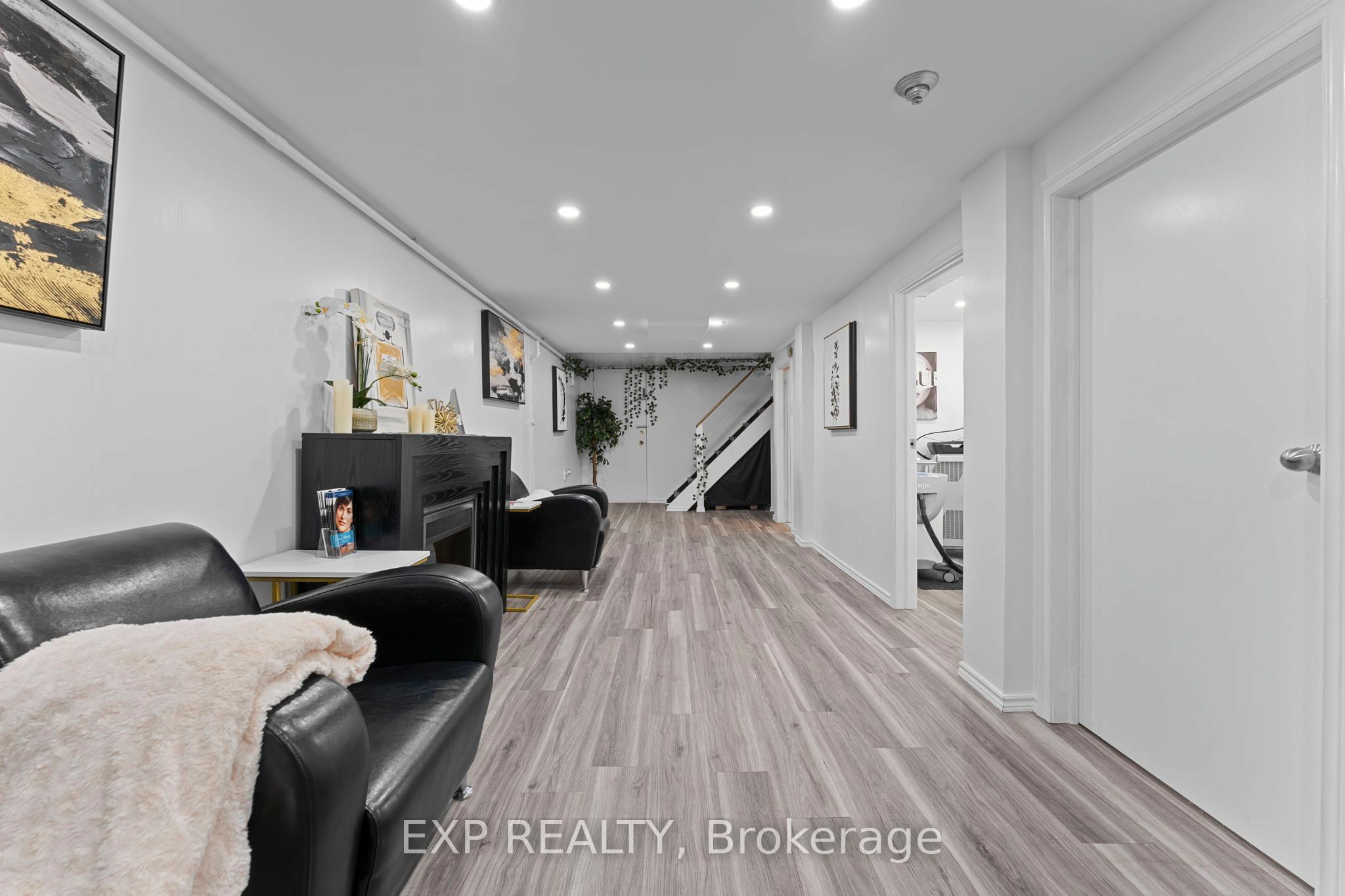 213 Lakeshore Road E Main Property Photo 14