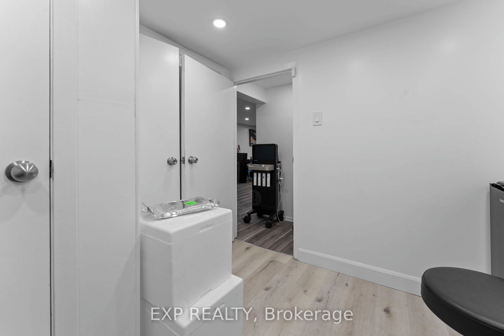 213 Lakeshore Road E Main Property Photo 17