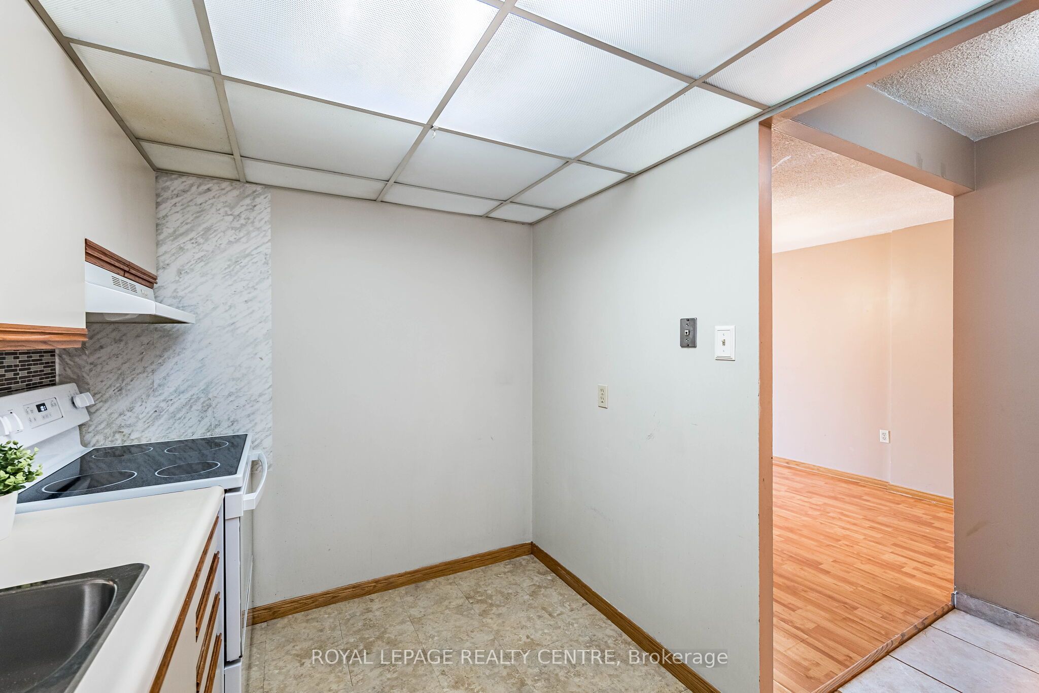 25 Fairview Road W 807 Property Photo 19
