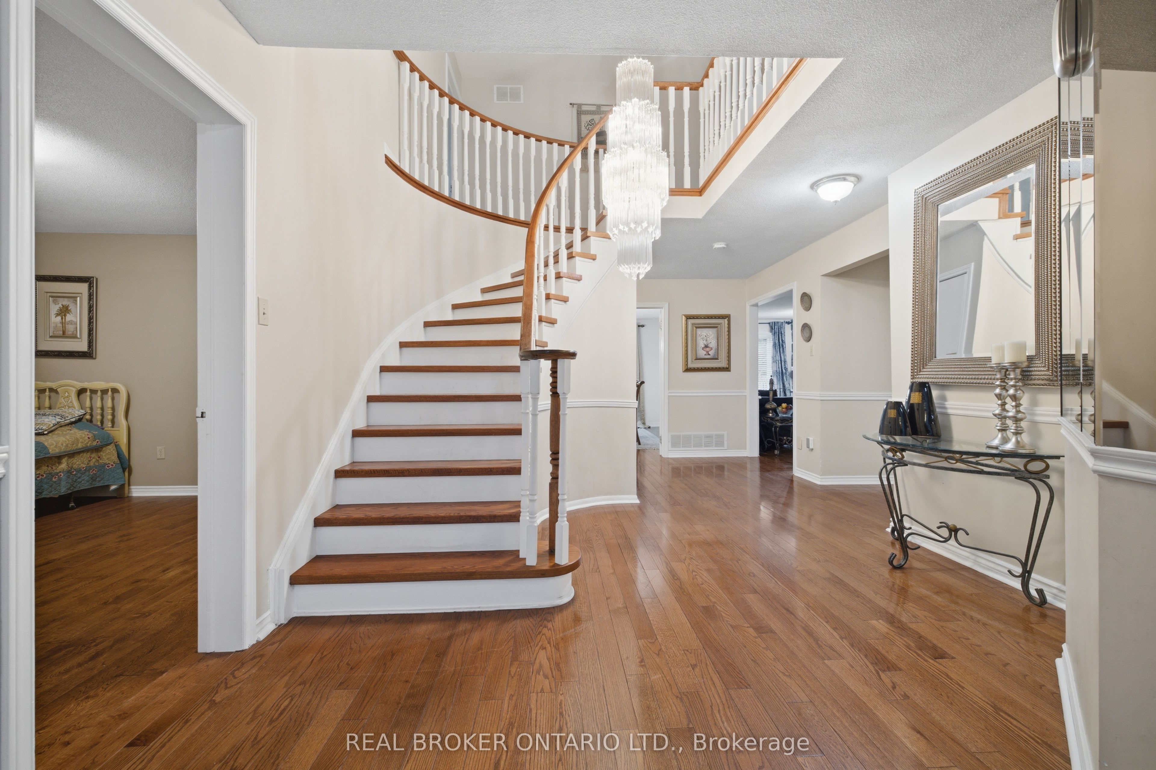 1356 Mapleridge Crescent Property Photo 4