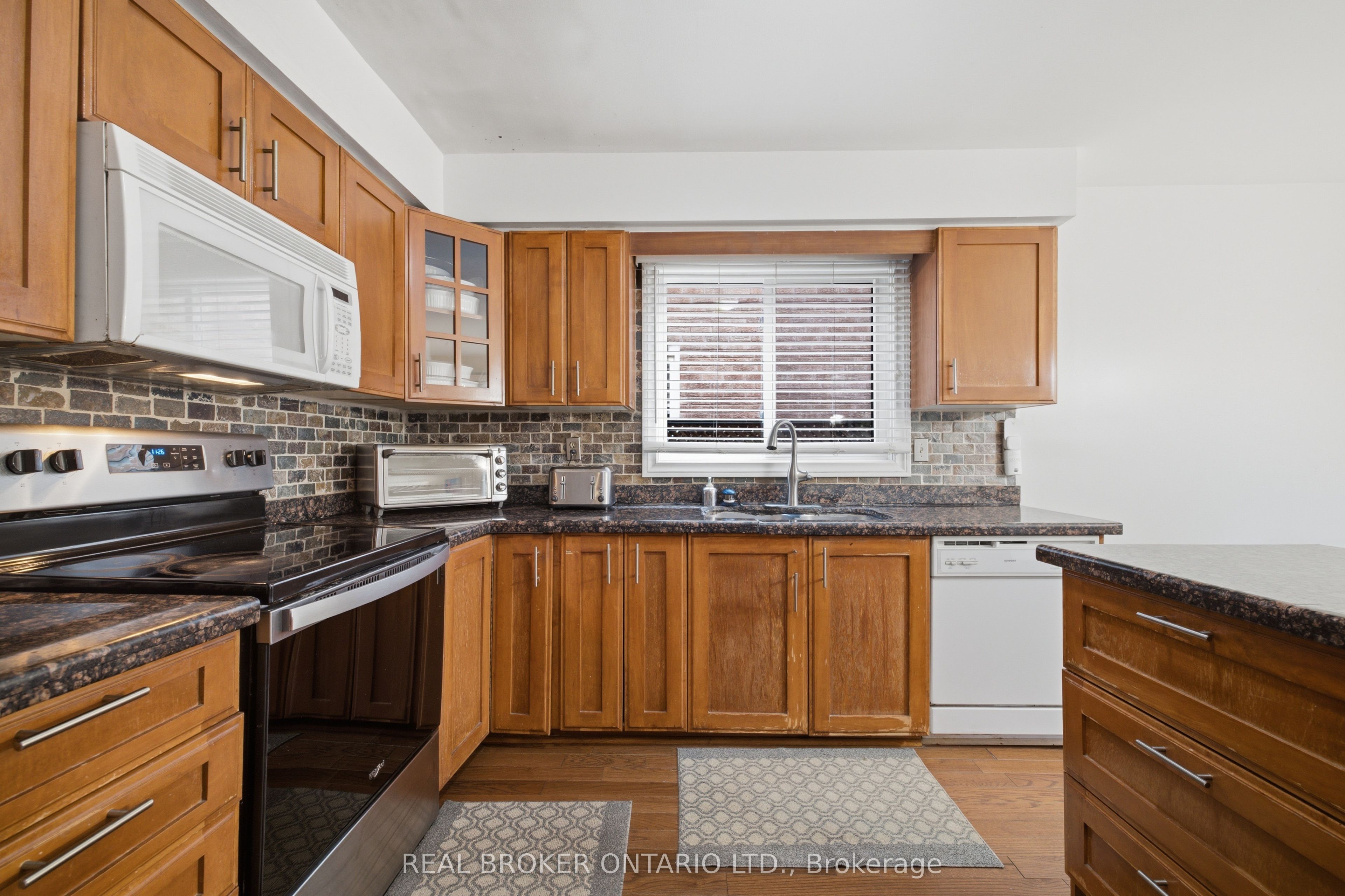 1356 Mapleridge Crescent Property Photo 12