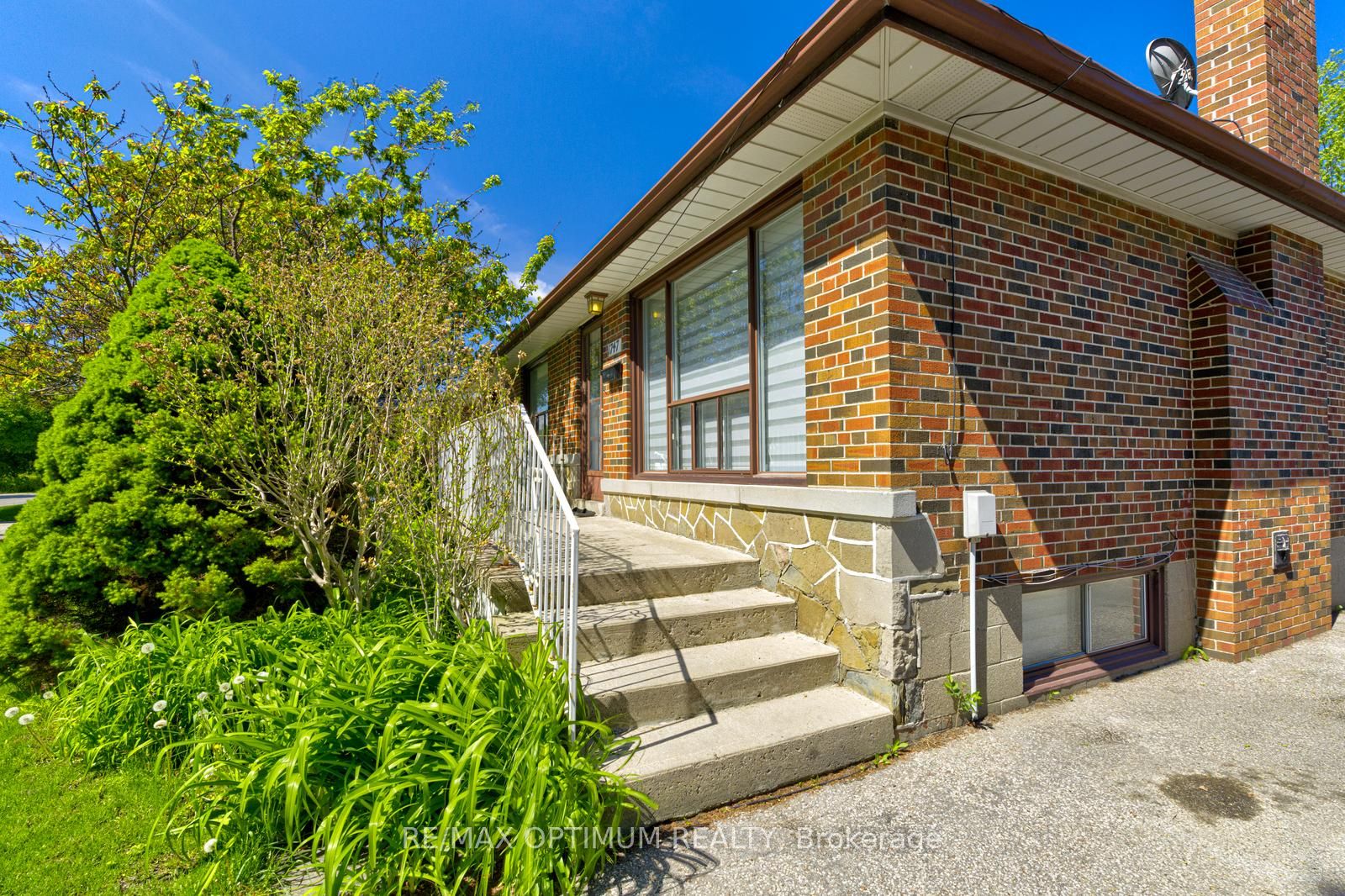 1747 Coram Crescent Property Photo 4