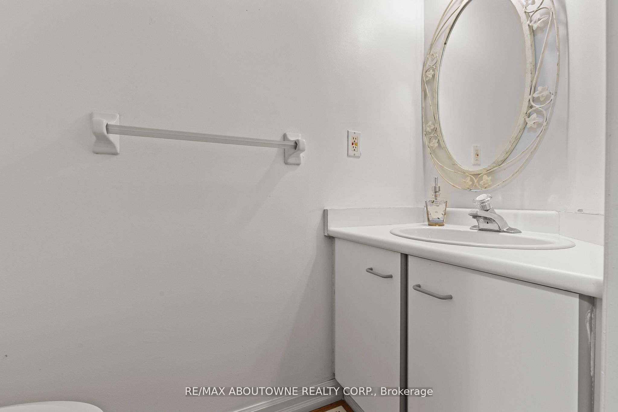 2230 Walkers Line 9 Property Photo 8