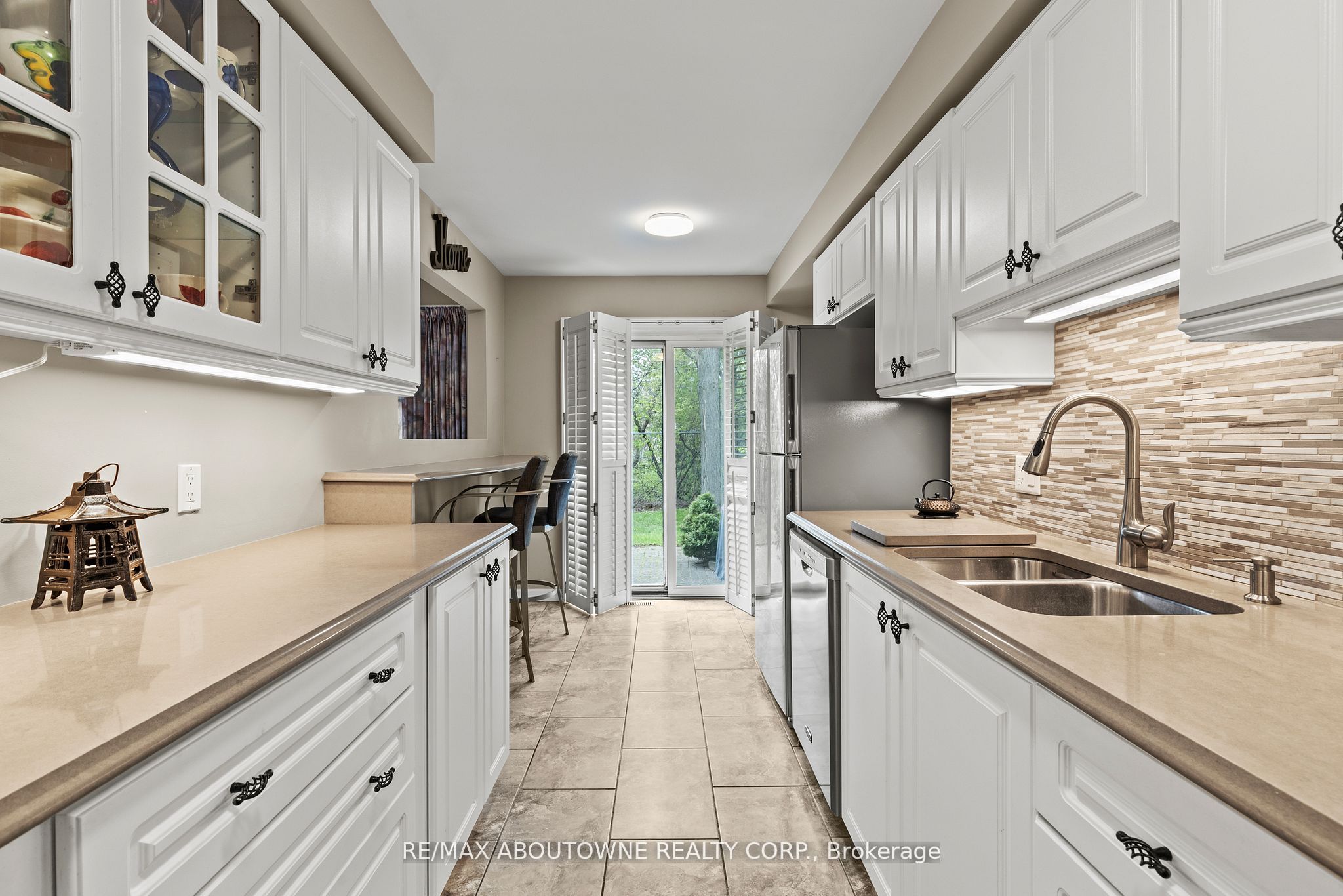 2230 Walkers Line 9 Property Photo 15