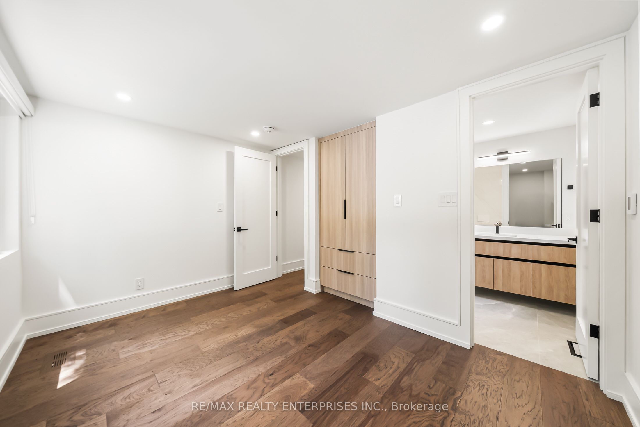 1495 Thetford Court Property Photo 20