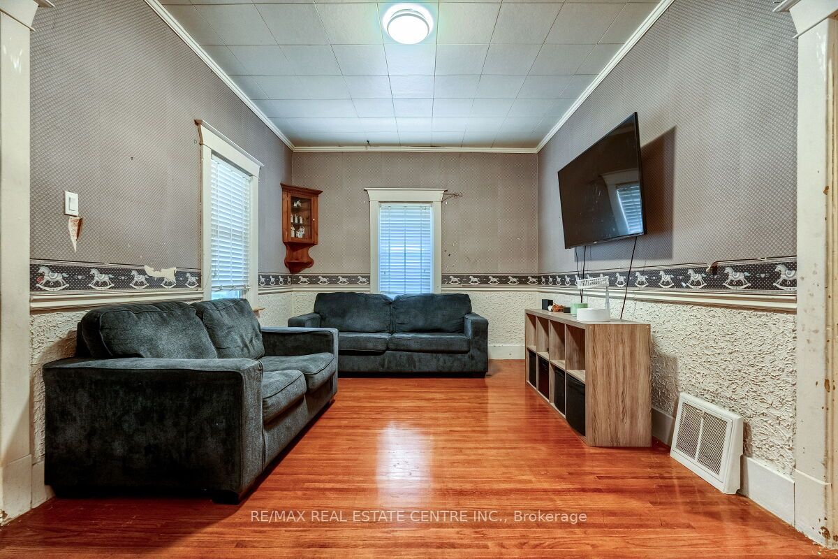 33 Miles Street Property Photo 23