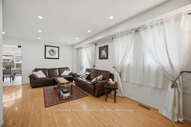 19 Thornbush Boulevard Property Photo 7