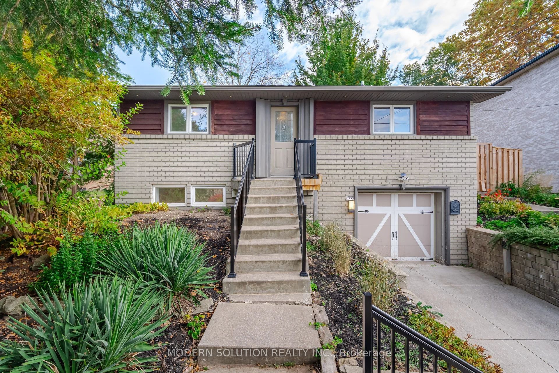 2557 Mindemoya Road Property Photo 1