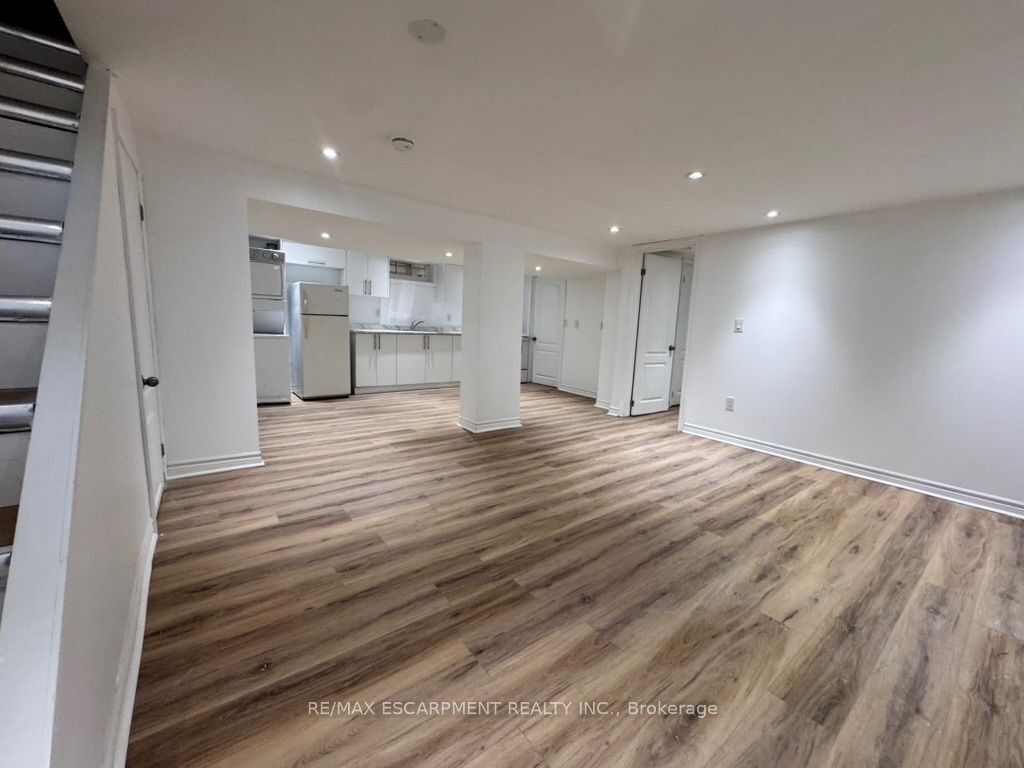 46 Plains Road E Lower Unit Property Photo 4