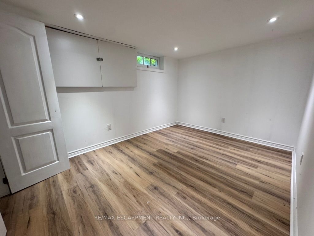 46 Plains Road E Lower Unit Property Photo 10