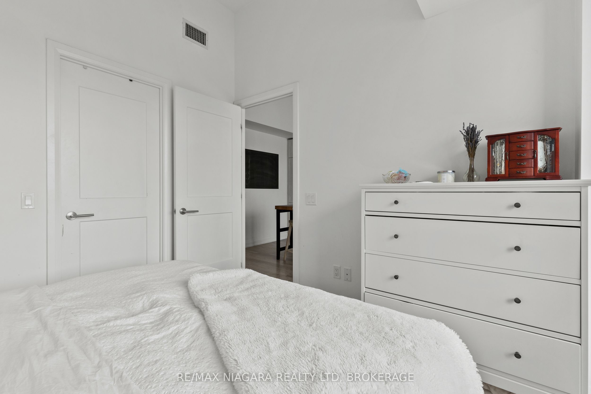 21 Park Street E 717 Property Photo 23