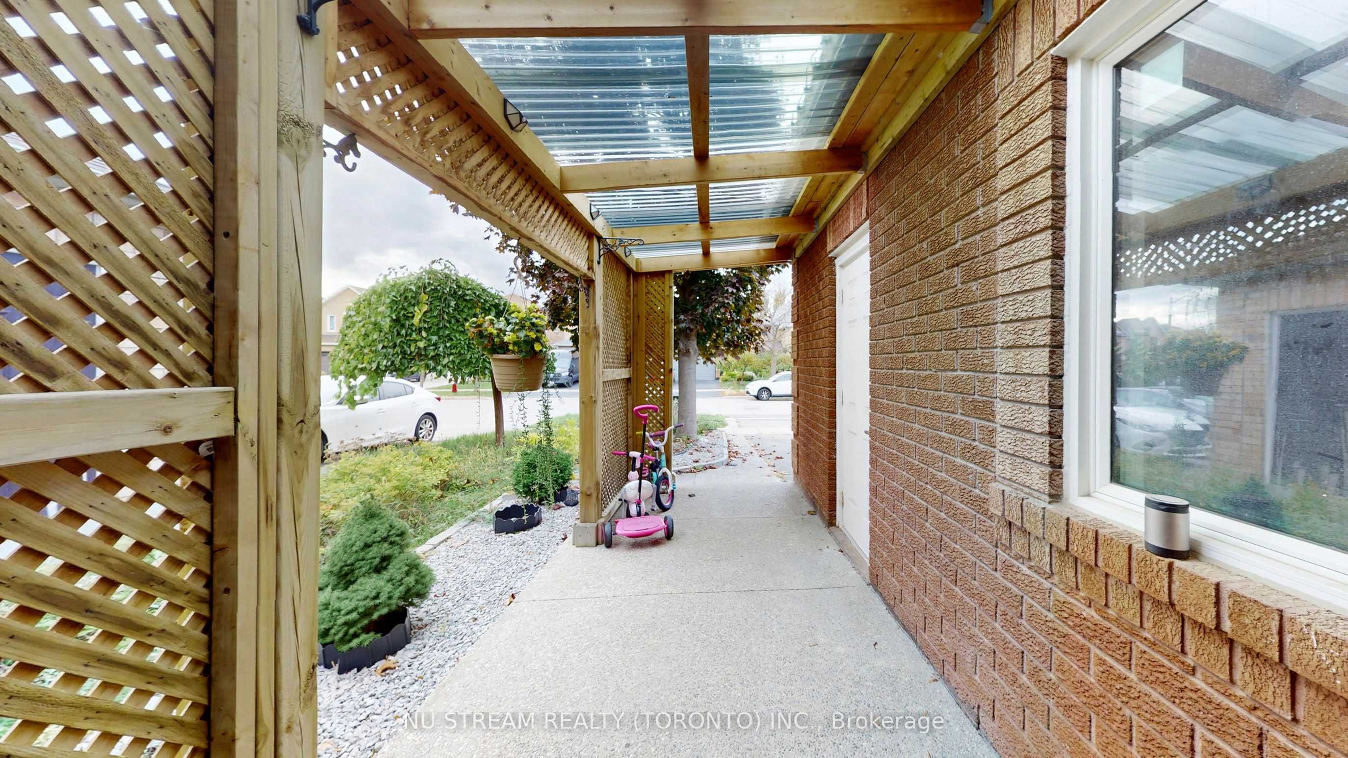 3926 Hazelridge Road Property Photo 2
