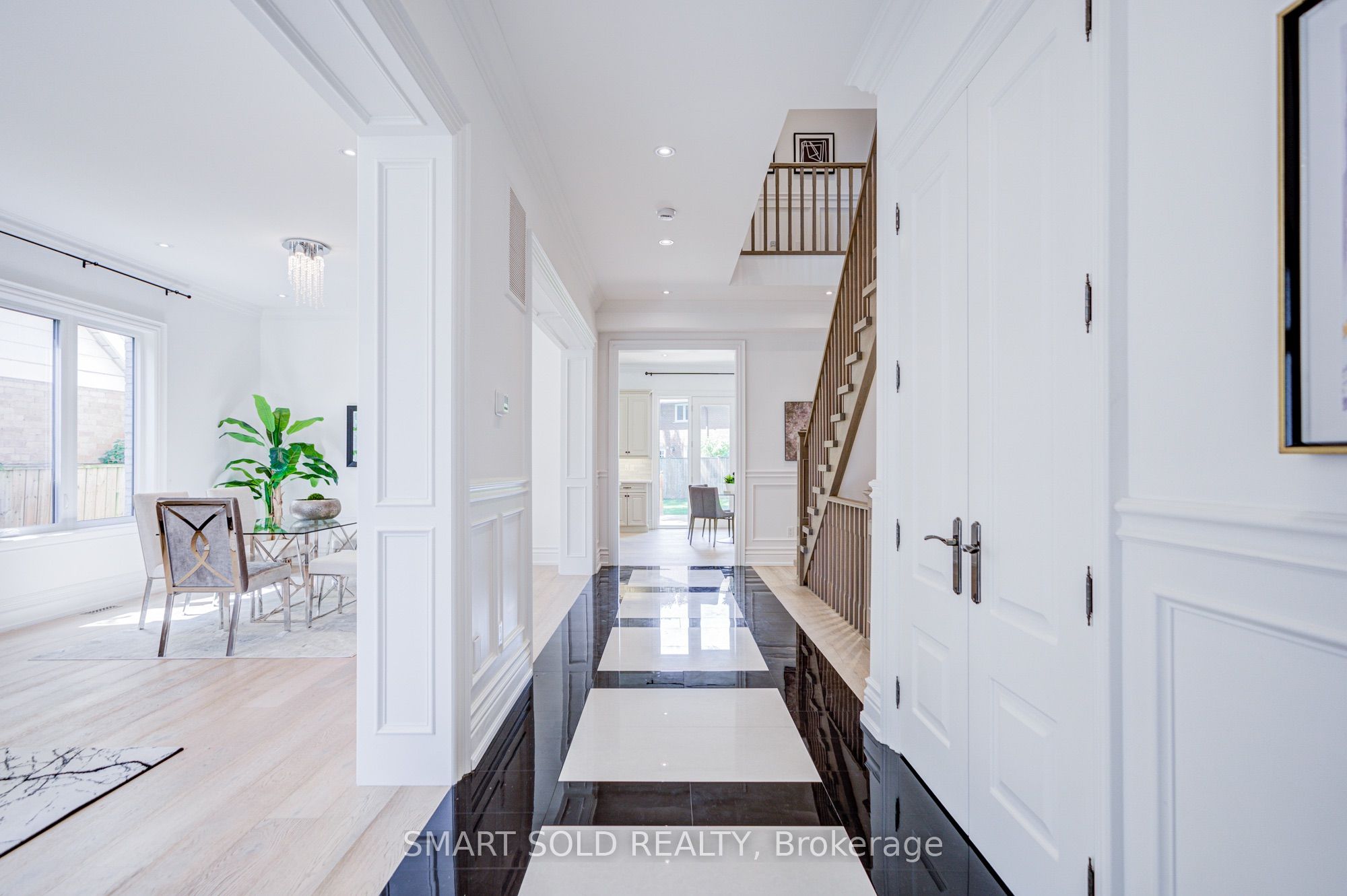 201 Burnhamthorpe Road Property Photo 5