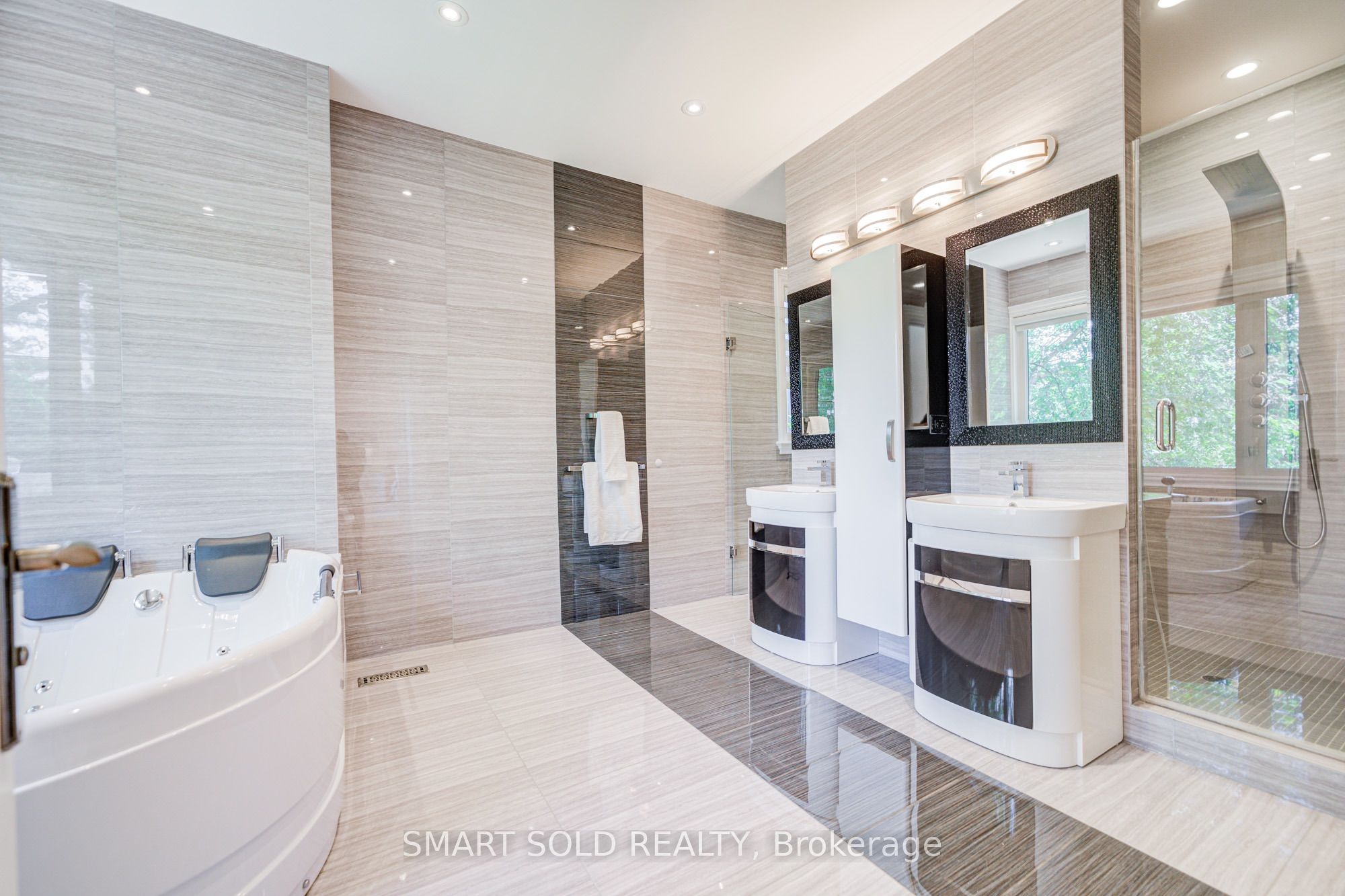 201 Burnhamthorpe Road Property Photo 26