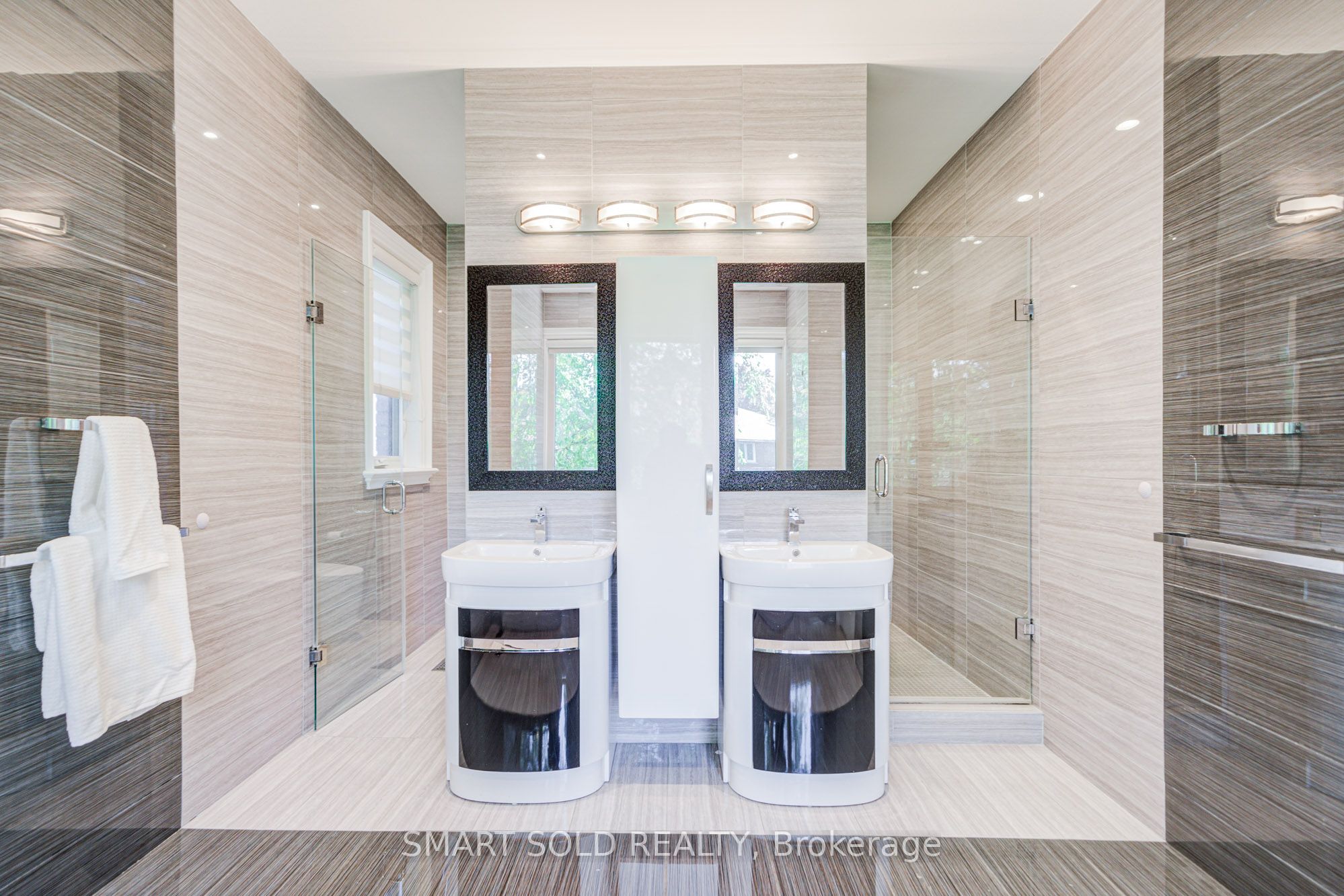 201 Burnhamthorpe Road Property Photo 27