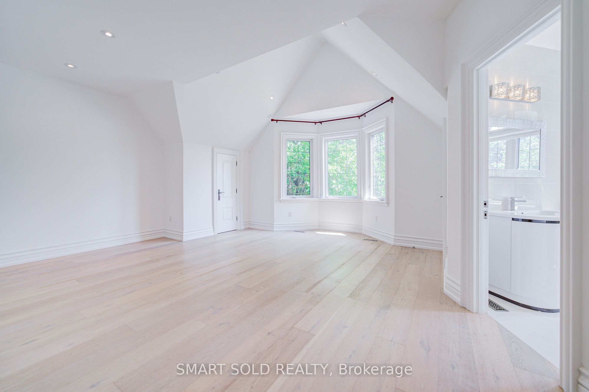 201 Burnhamthorpe Road Property Photo 33