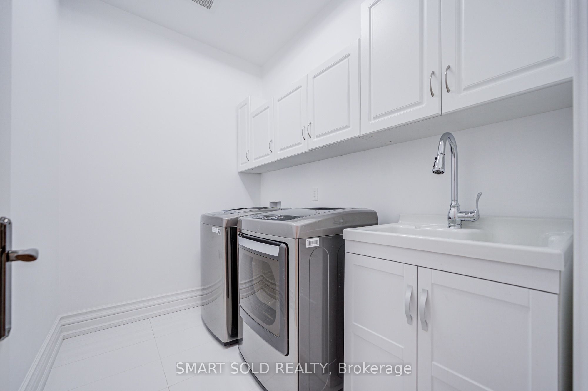 201 Burnhamthorpe Road Property Photo 40