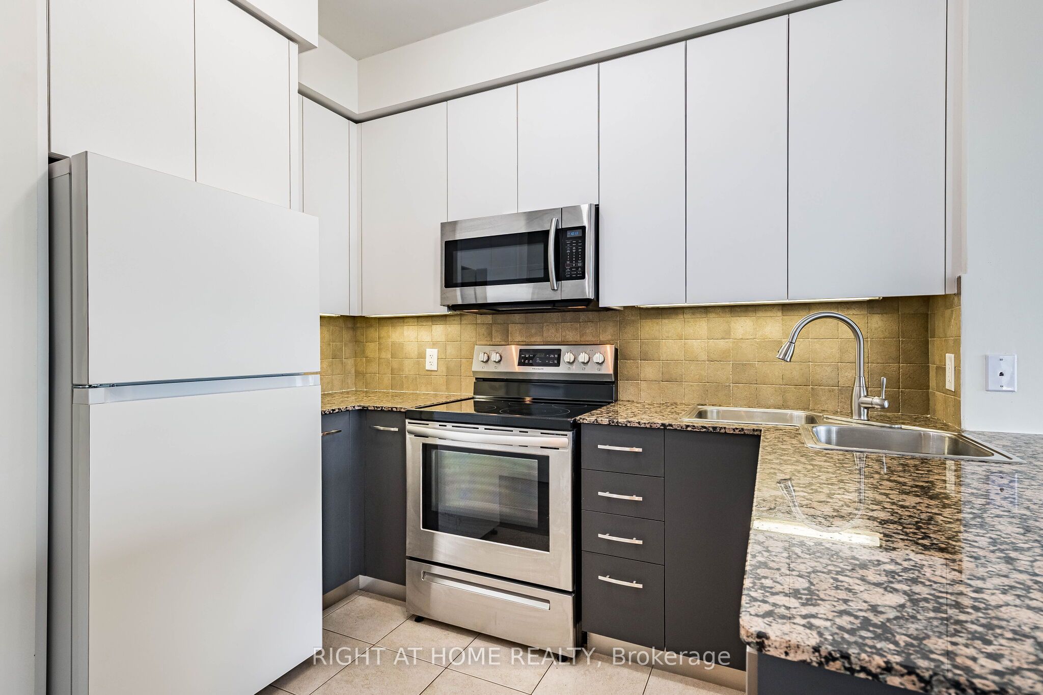 80 Absolute Avenue 2302 Property Photo 13